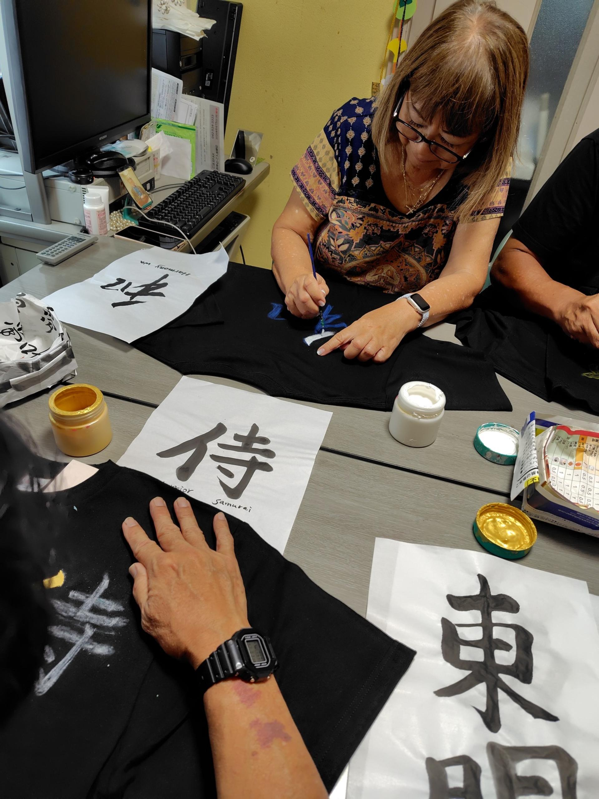 [Tokyo EdoHakuyo]: Kanji T-Shirt Painting & Okonomiyaki Making - Thumbnail 32