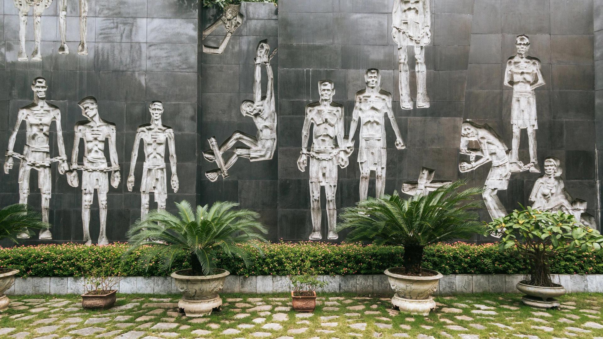 Military History Museum and Hoa Lo Prison Half day Tour - Thumbnail 7