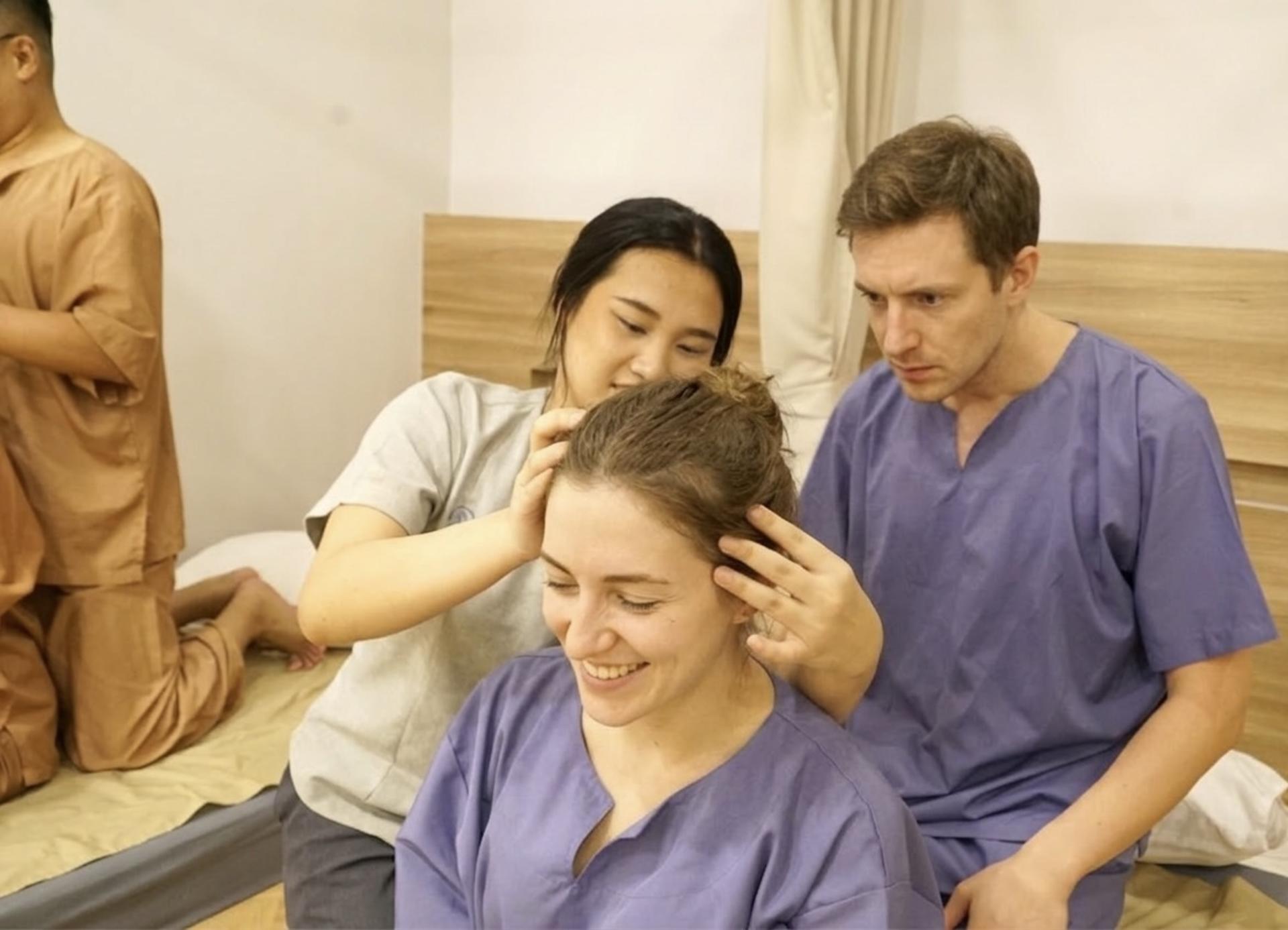 Best Couples Thai Massage Workshop at BTS Taksin in Bangkok - Thumbnail 2