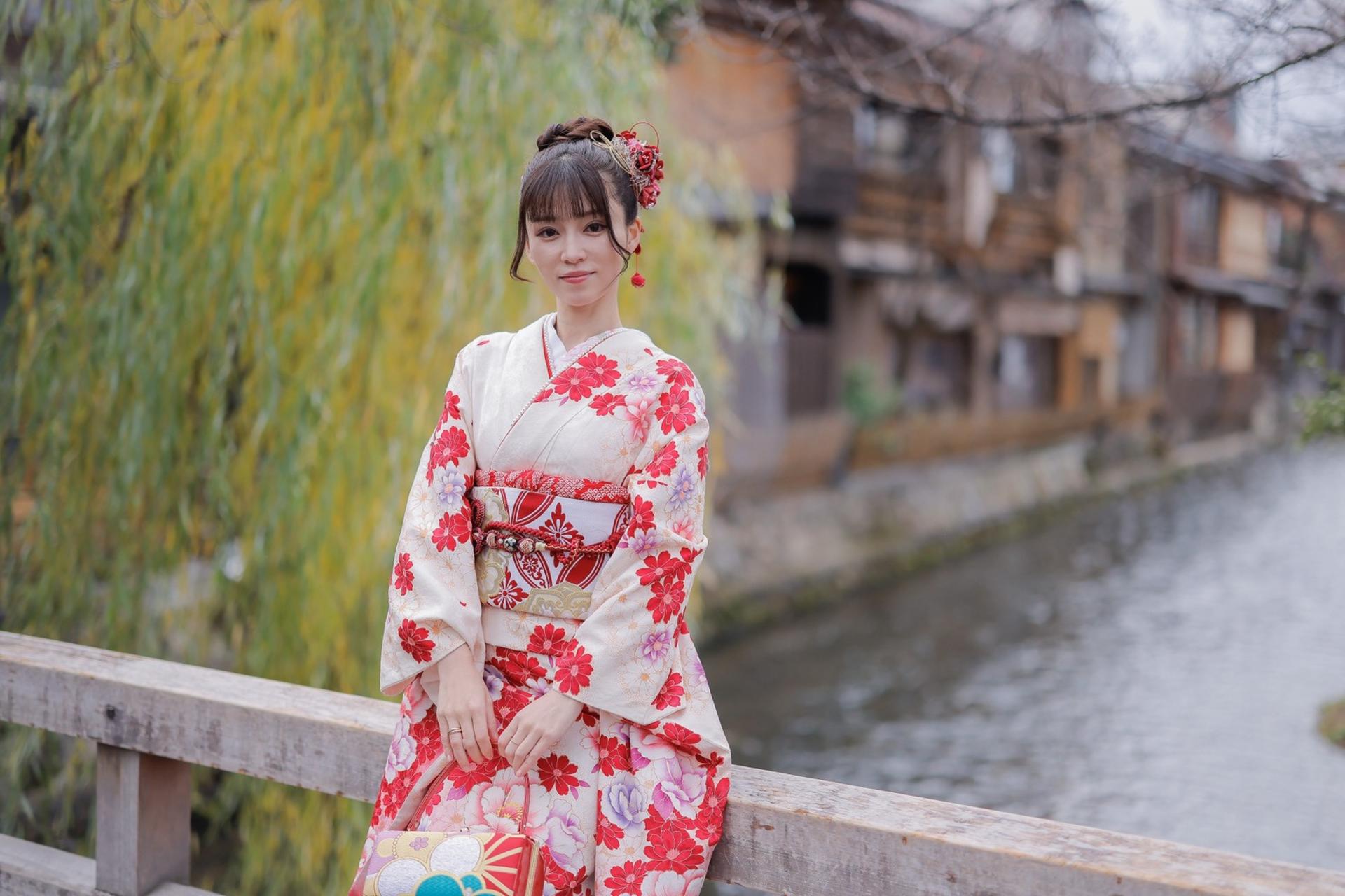 Kyoto Gion | Kimono Rental with Hair Set, Makeup & Photo Shot - Thumbnail 19