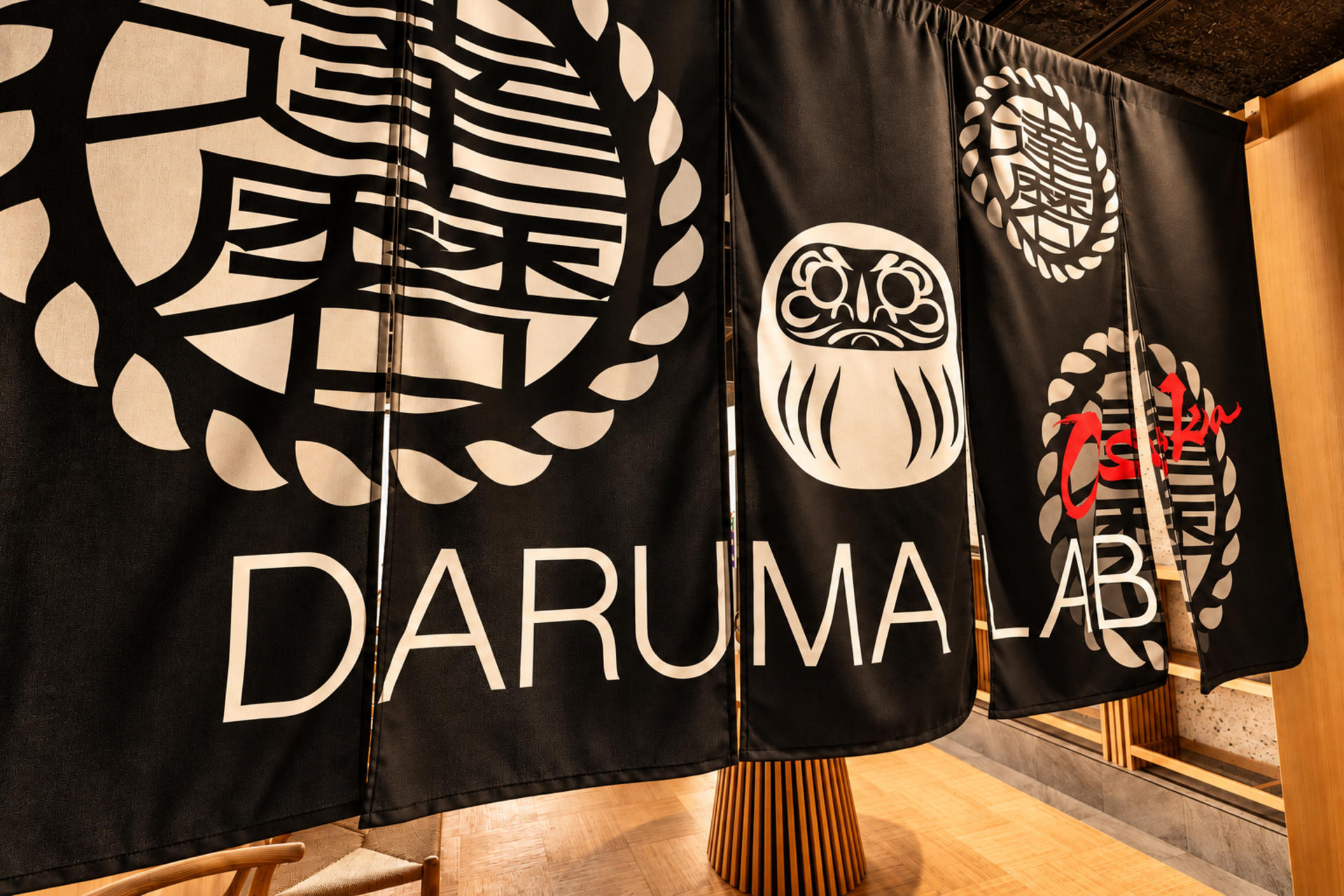 Osaka Shinsaibashi: Daruma painting experience where you write your wishes with a brush - Thumbnail 10