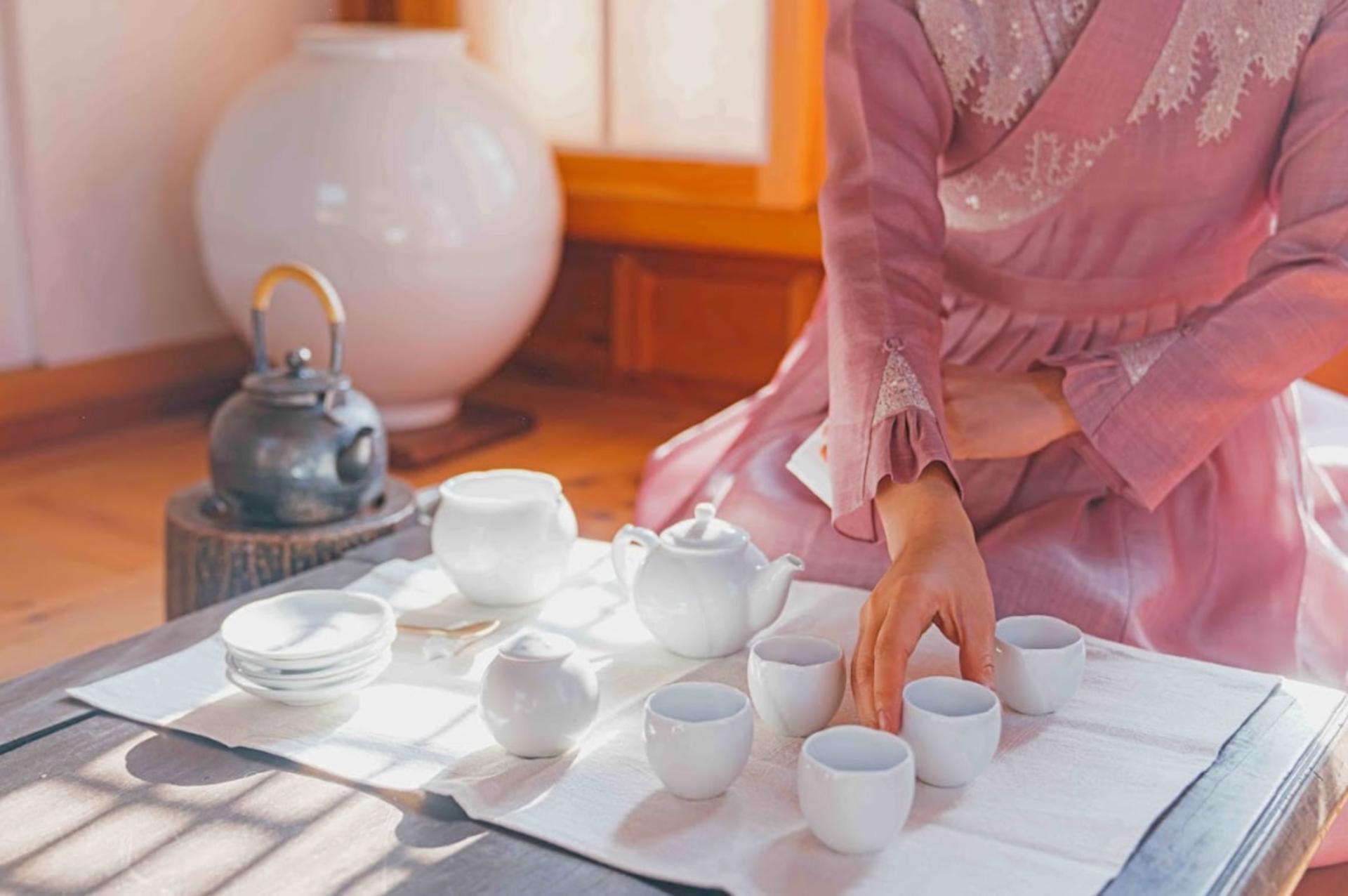 Seoul Rakkojae Seoul Hanbok Traditional Tea Ceremony One Day Class - Image 1