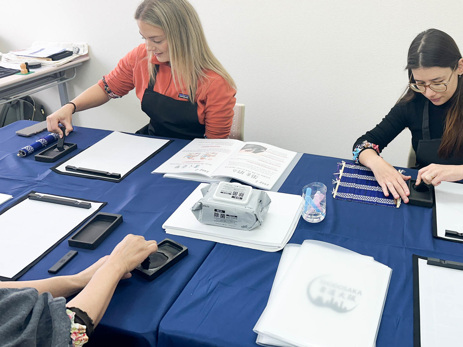 Osaka Japanese Calligraphy Workshop with Souvenir - Thumbnail 2