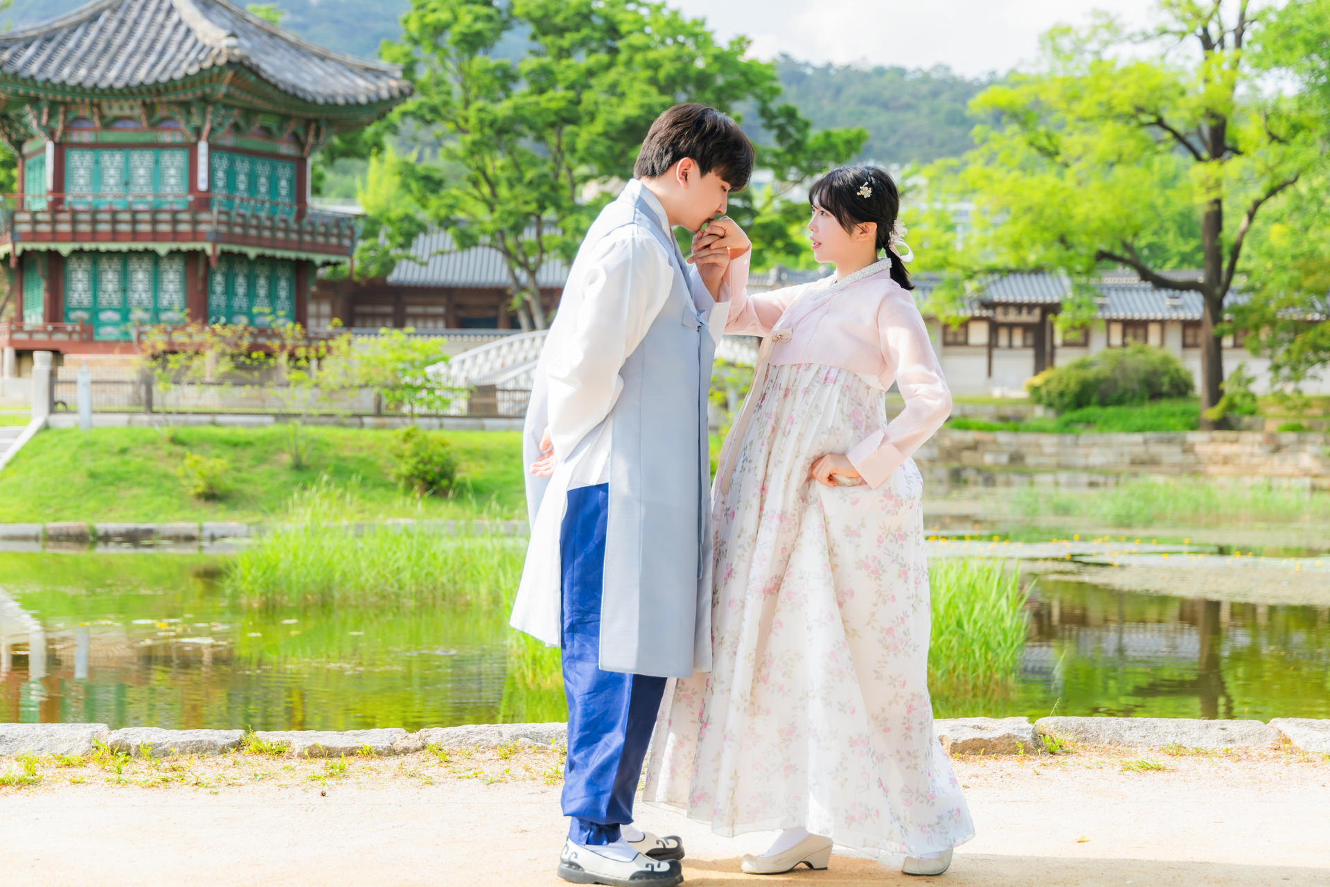 Gyeongbokgung Hanbok & Hairstyling Experience - Thumbnail 24