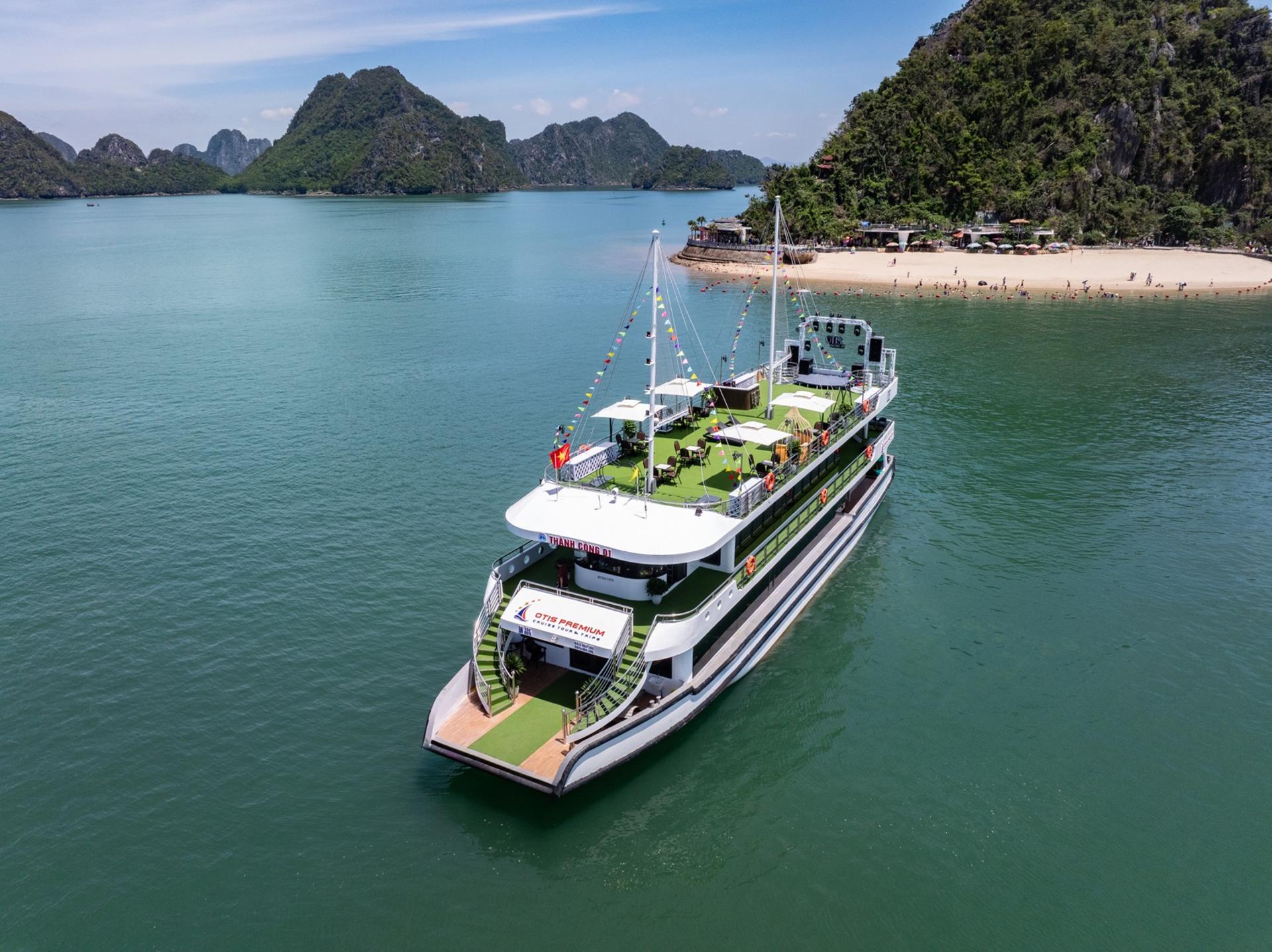 Otis Premium Day Cruise: Ha Long Bay, Sung Sot, Ti Top - Thumbnail 10