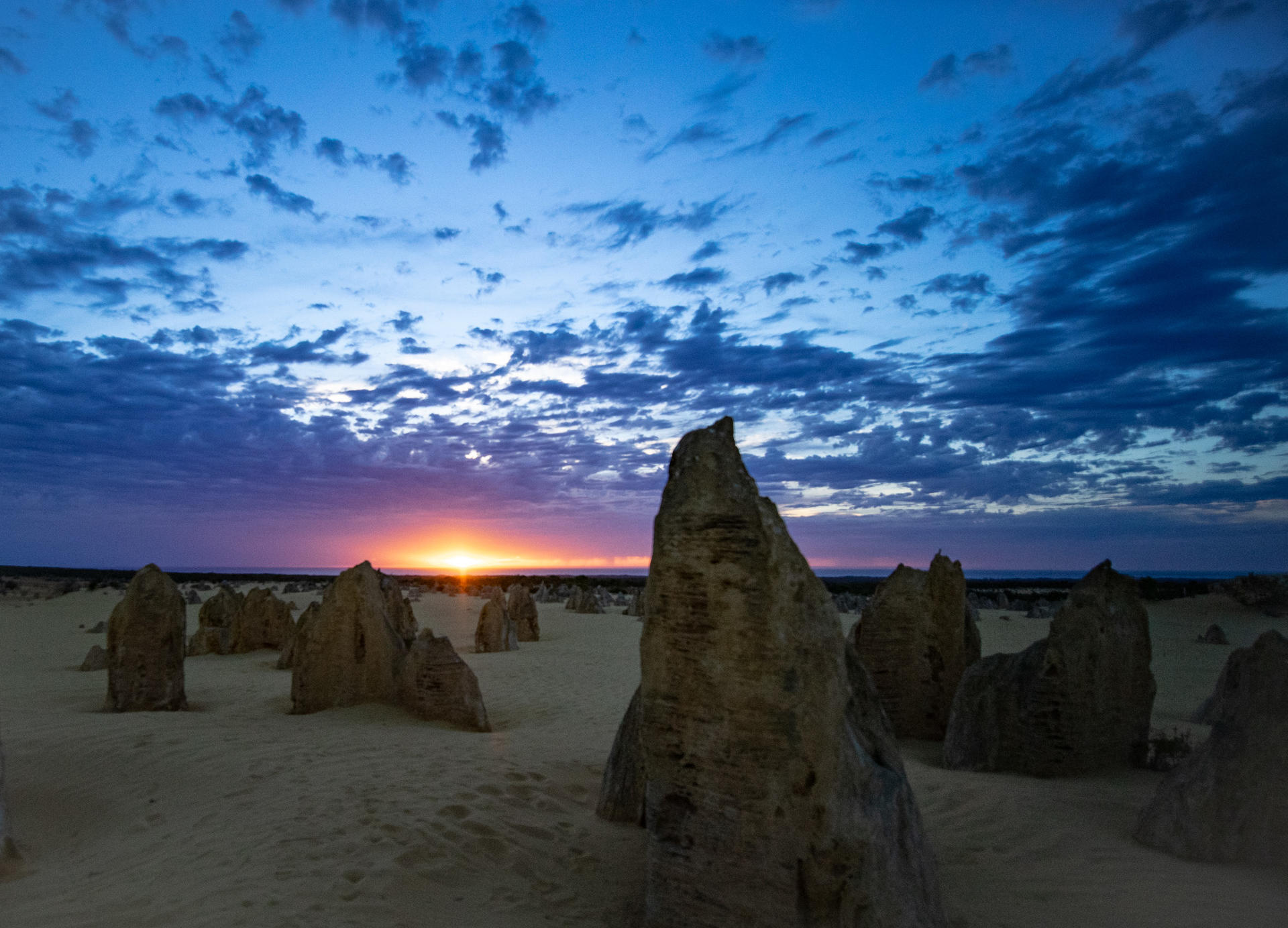 Pinnacles Sunset Dinner & Star Gazing Tour with Sandboarding - Thumbnail 2