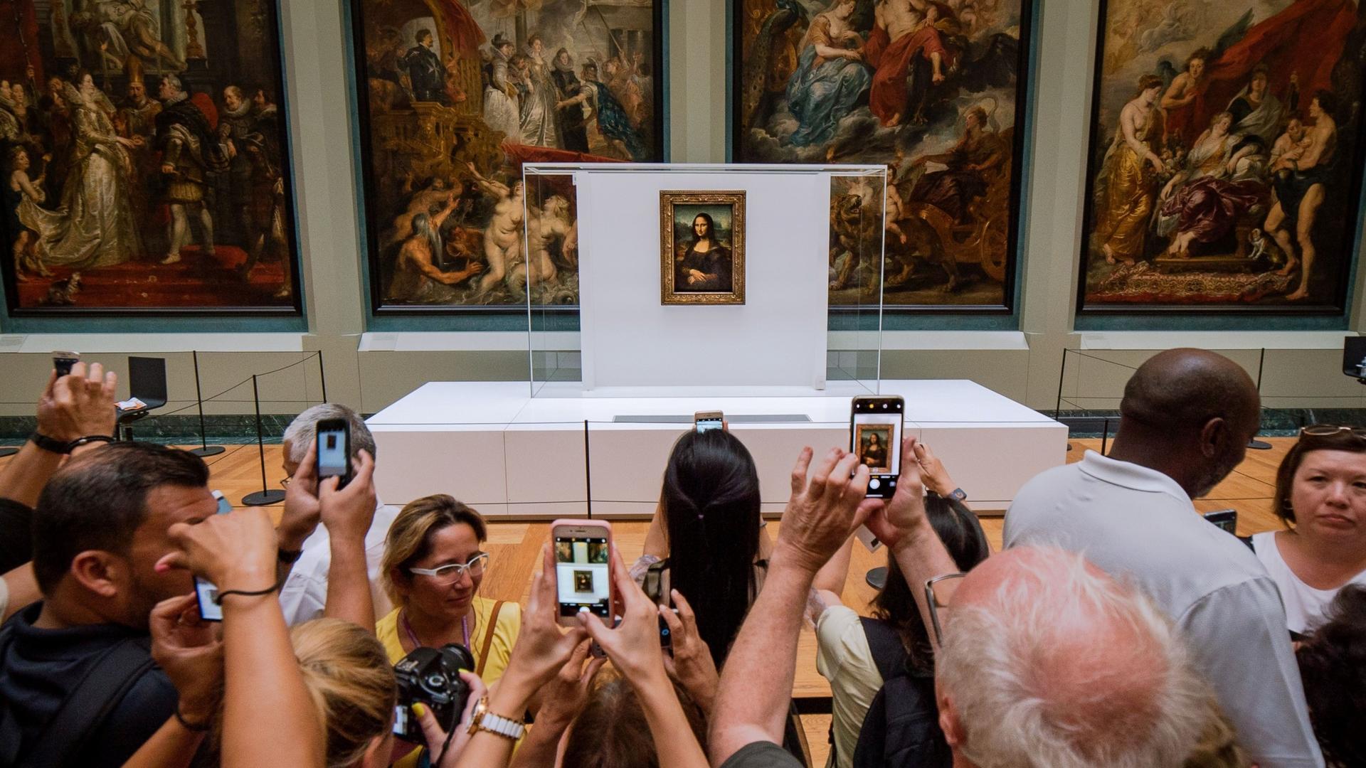 Louvre Museum and Seine River Cruise Tour - Thumbnail 10