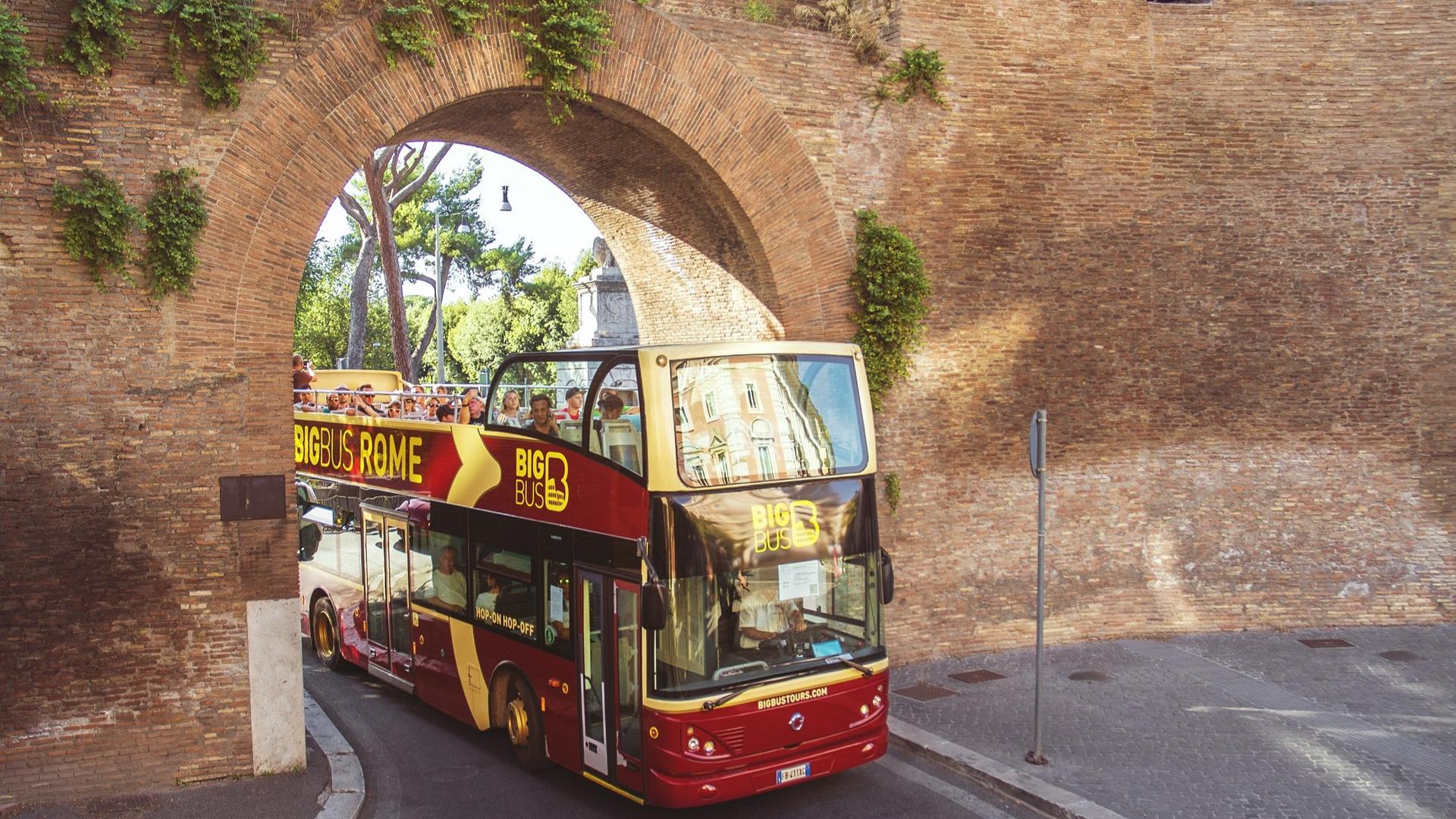 Rome essential city bundle: Colosseum, Palentine Hill, Roman Forum & Rome Hop-On Hop-Off Bus - Thumbnail 3