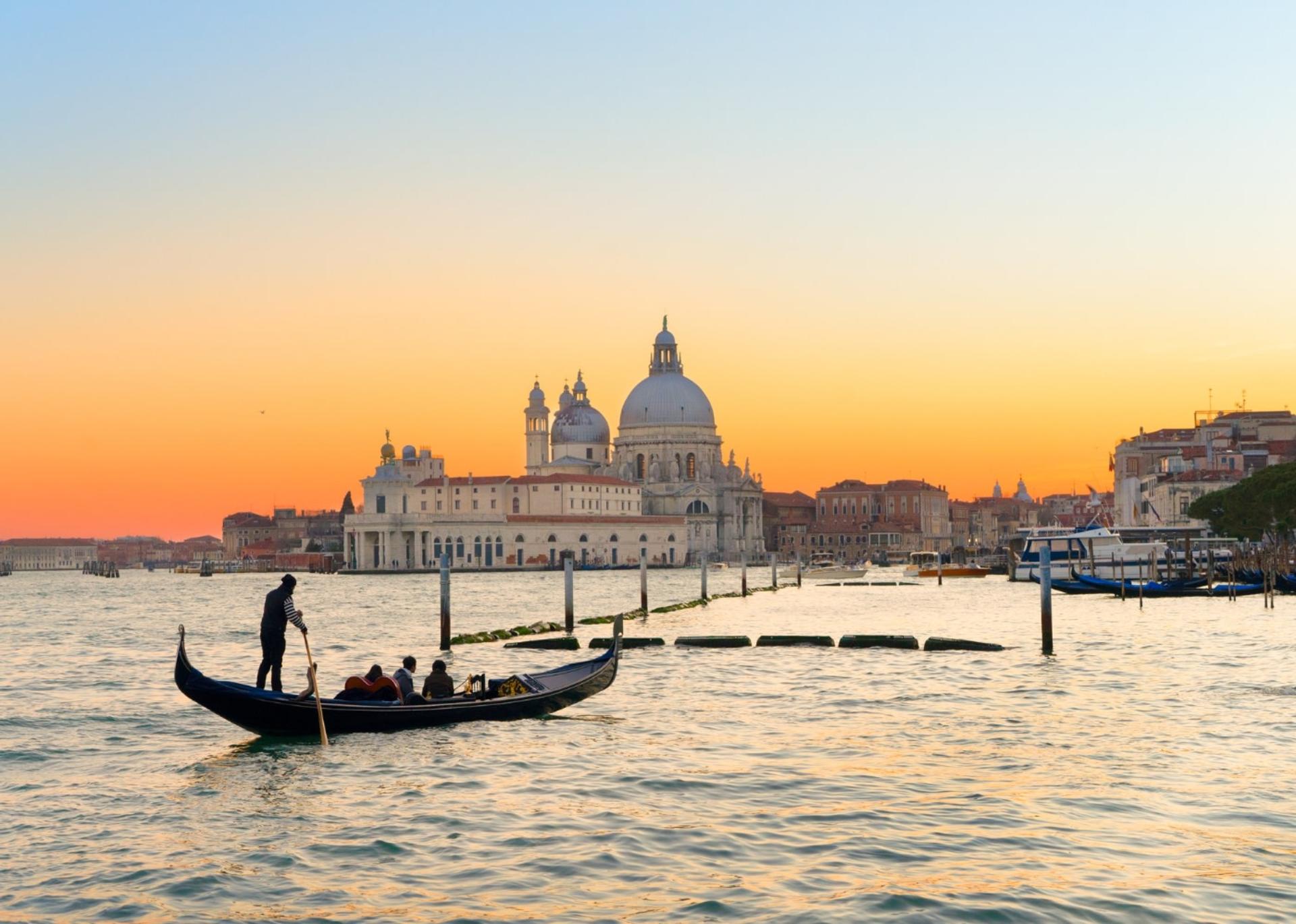 Romantic Evening Gondola Ride on the Grand Canal - Image 1