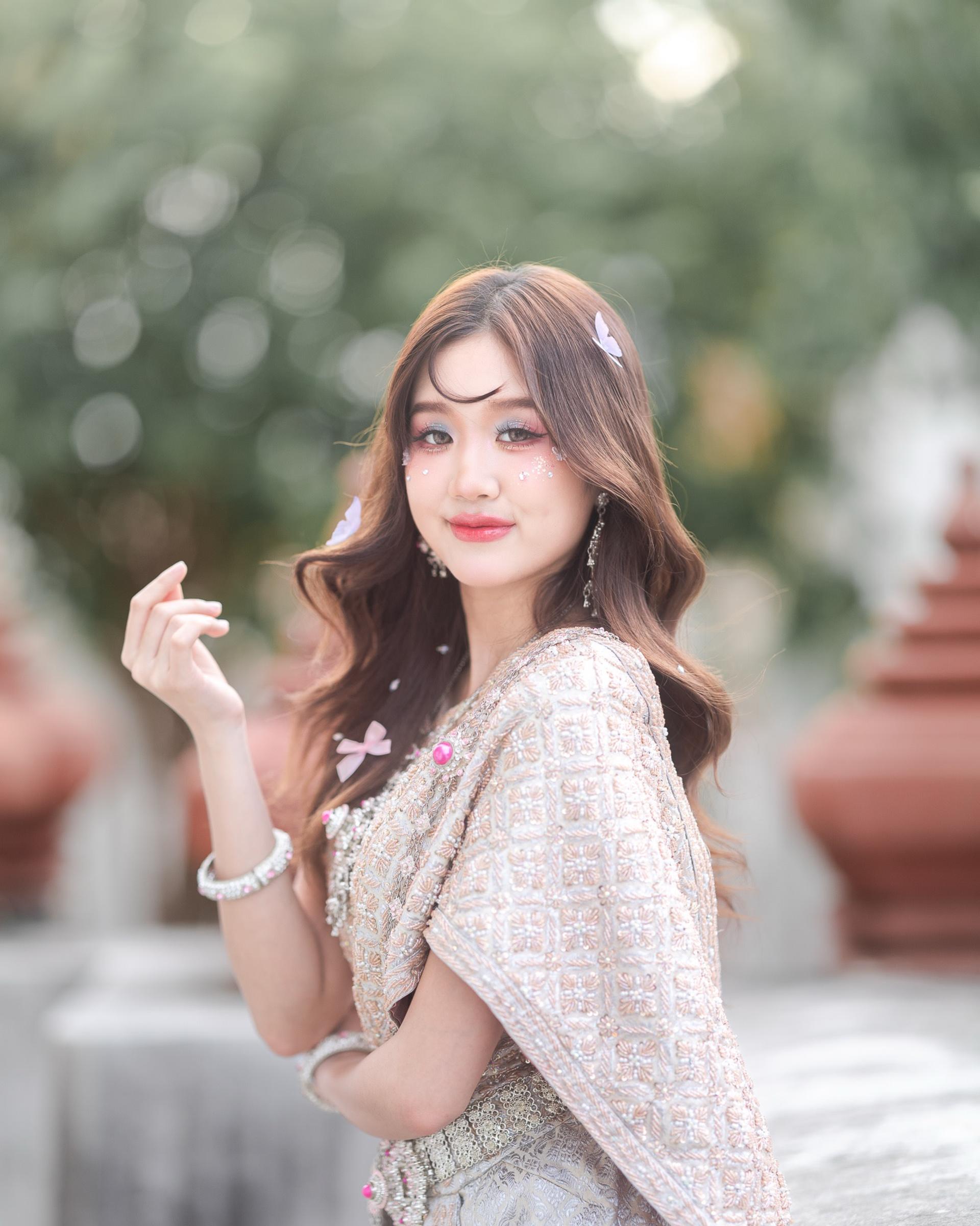 Thai Costume Rental by Butterfly Studio at Wat Arun in Bangkok - Image 1