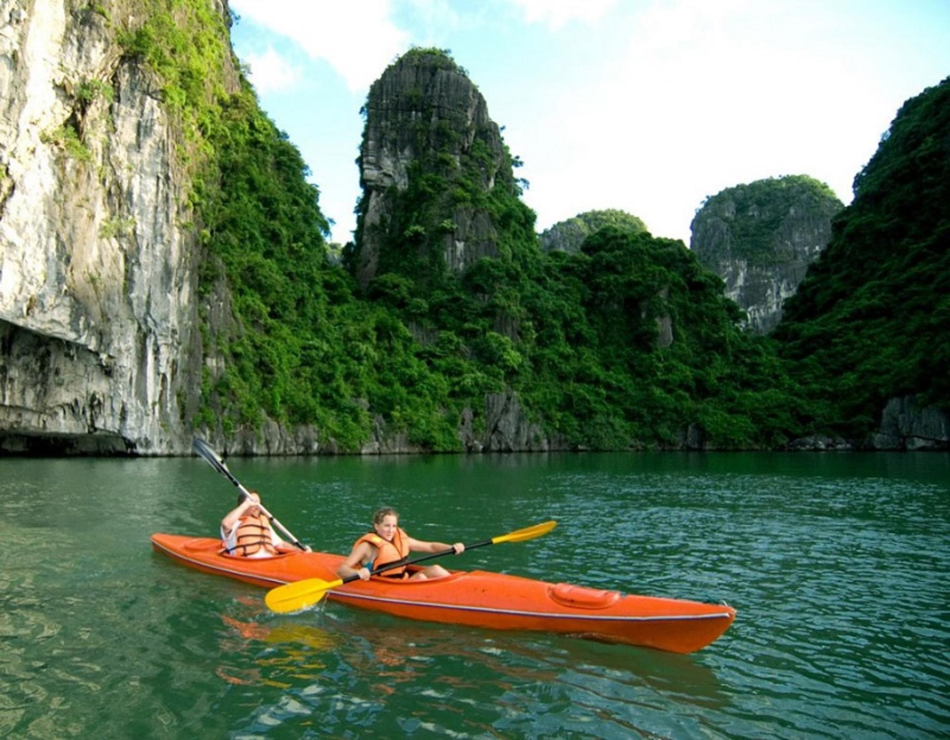 Hercules Luxury Day Cruise: Ha Long Bay, Sung Sot, Ti Top - Thumbnail 7