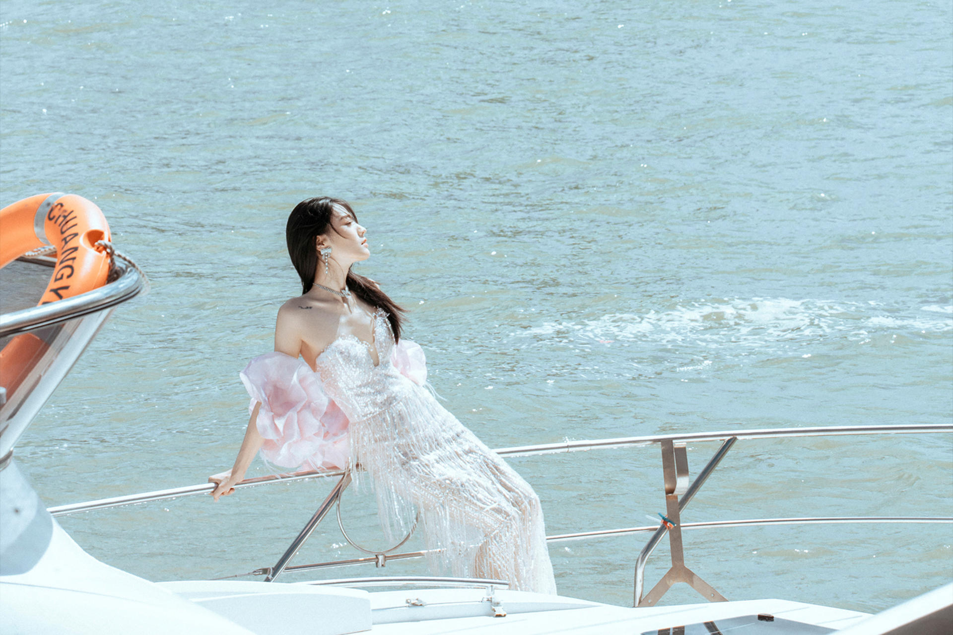 Shanghai Bund single person yacht photography service, approximately 2 hours, includes clothing and styling. - Thumbnail 8