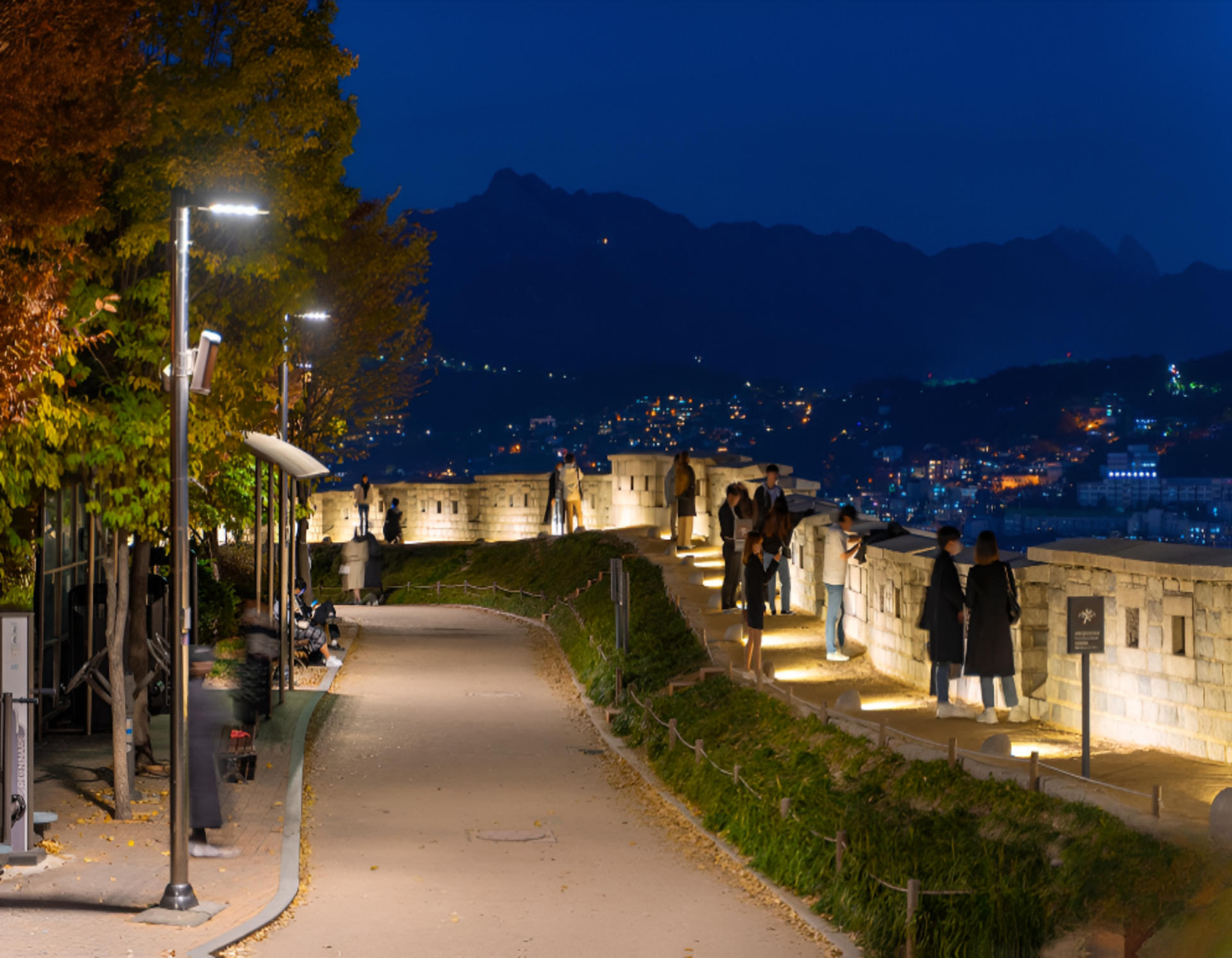 Seoul Walking Tour : Naksan Night views & City Wall Mural Village - Thumbnail 12