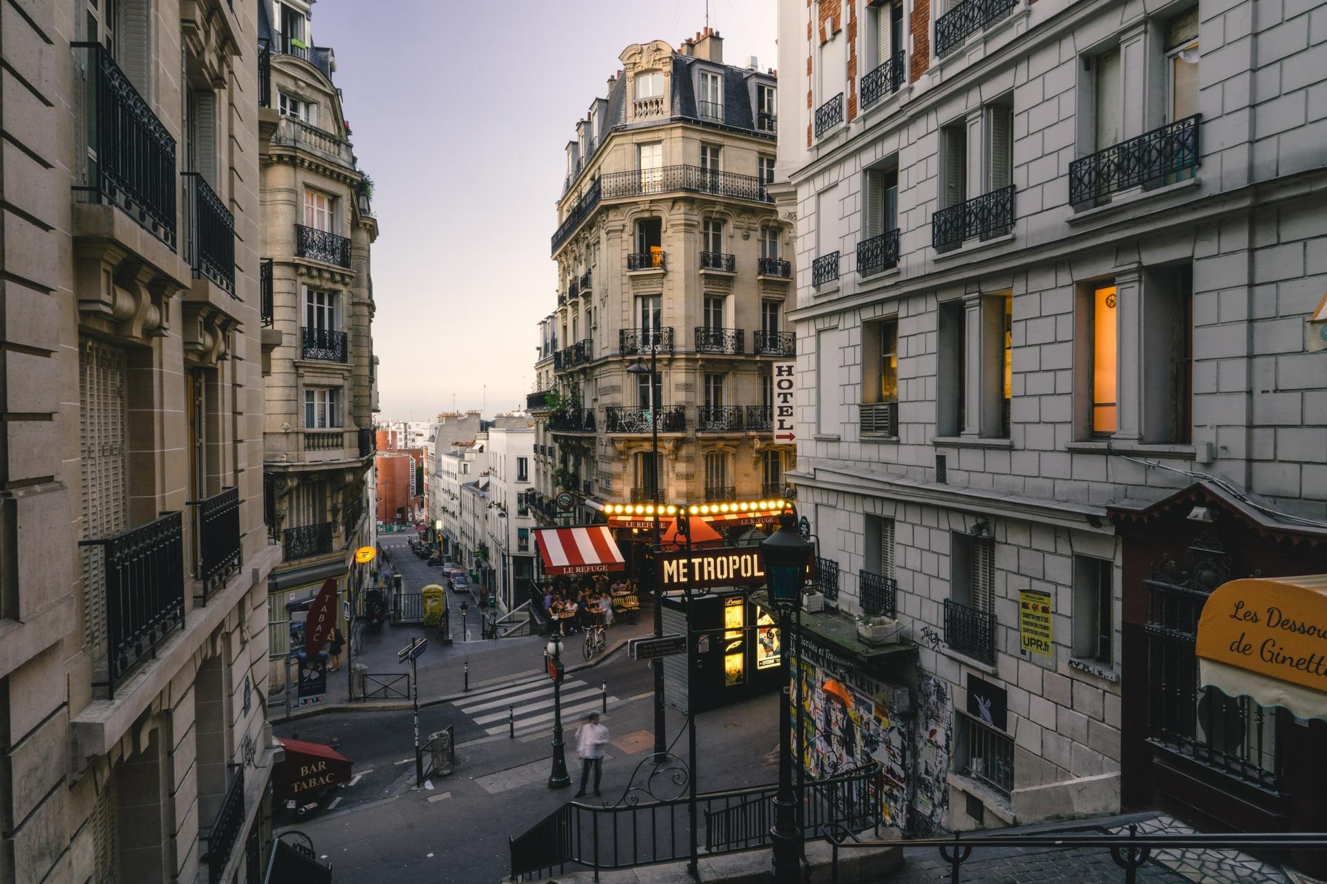 Montmartre Walking Tour in Paris - Thumbnail 2