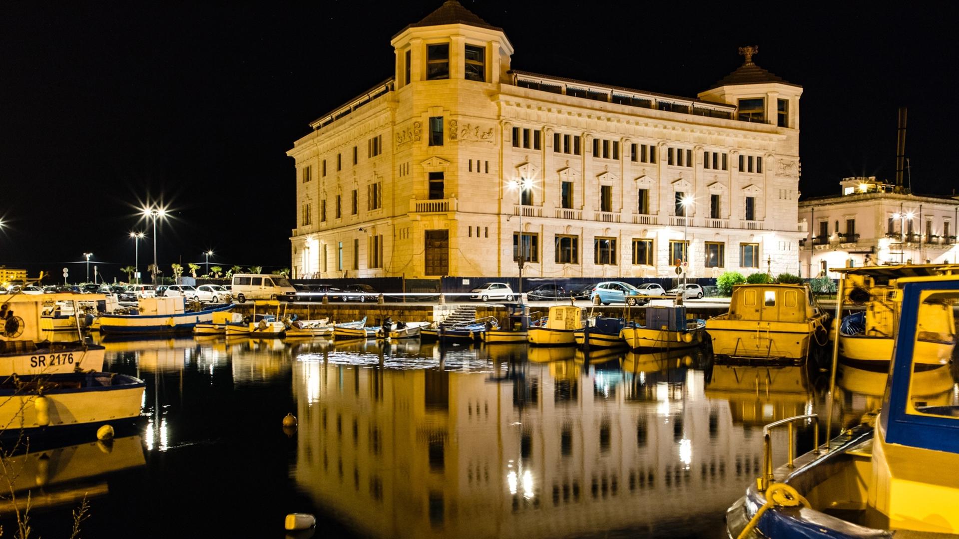Boat cruise experience with sunset and drinks in Ortigia  - Thumbnail 3