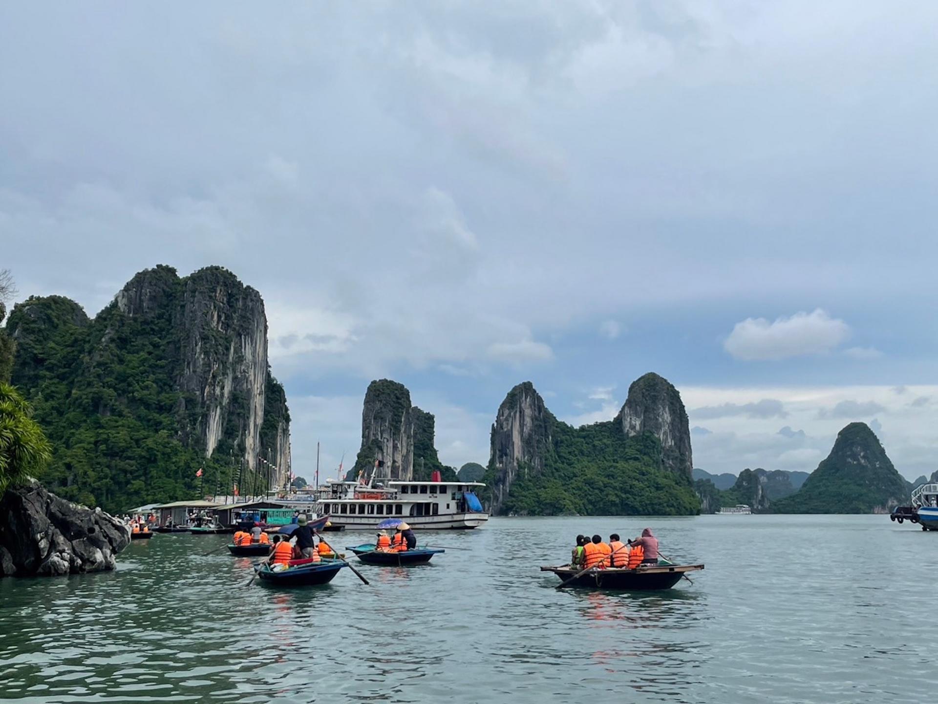Halong Bay Day Trip (Japanese) | 4-Hour Cruise, Cave, and Kayak Experience - Image 1