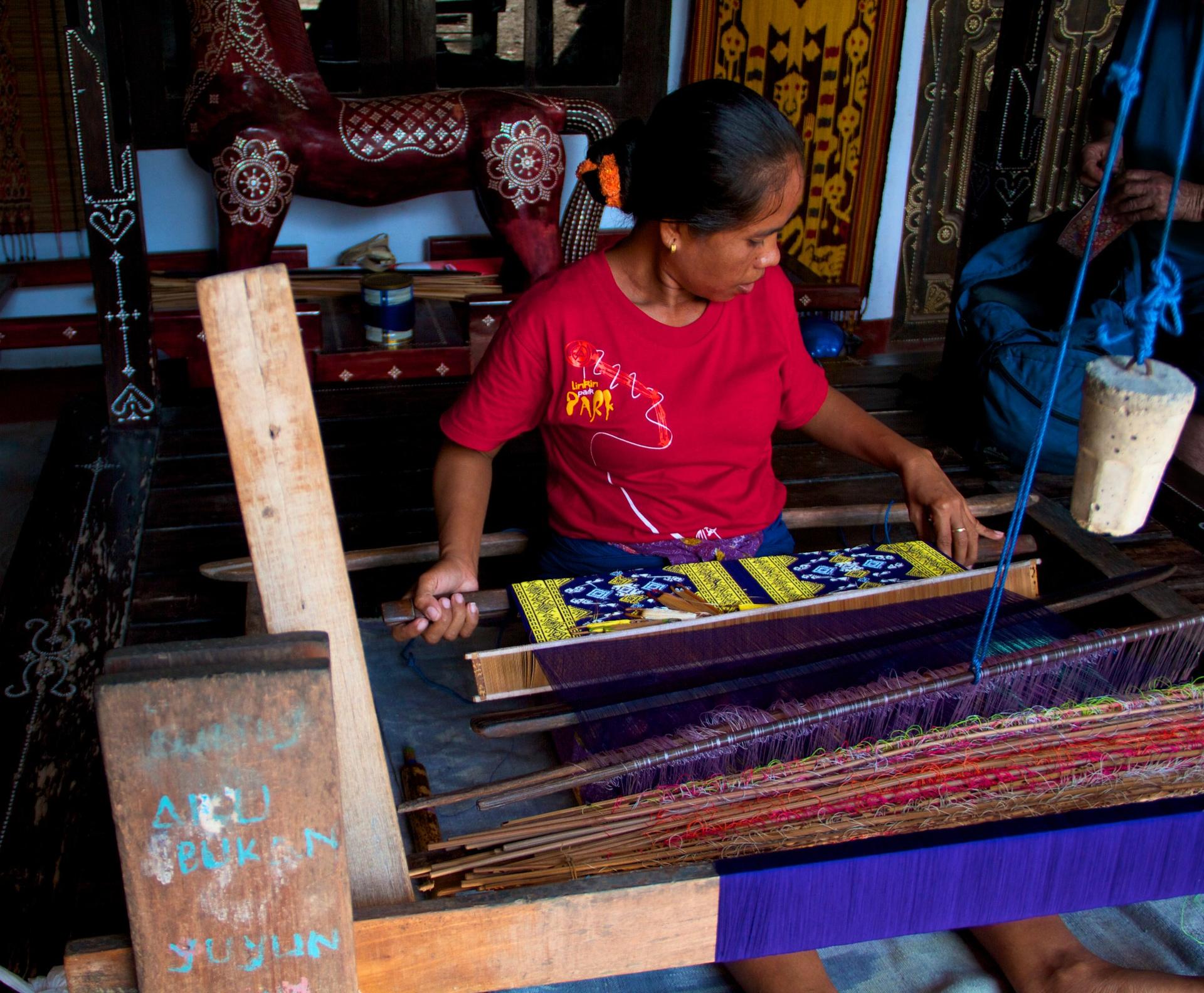Lombok Waterfalls & Weaving Village Full-Day Tour - Thumbnail 7