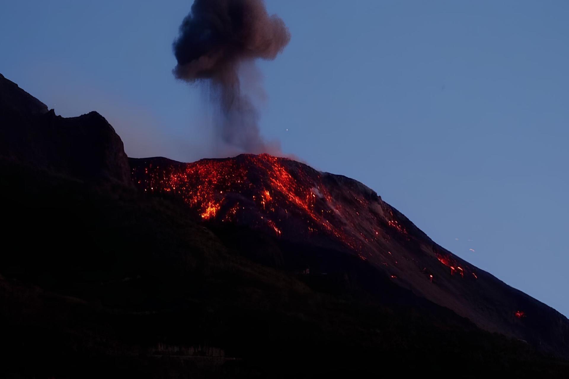 Vulcano, Panarea, and Stromboli one day tour from Lipari - Thumbnail 5