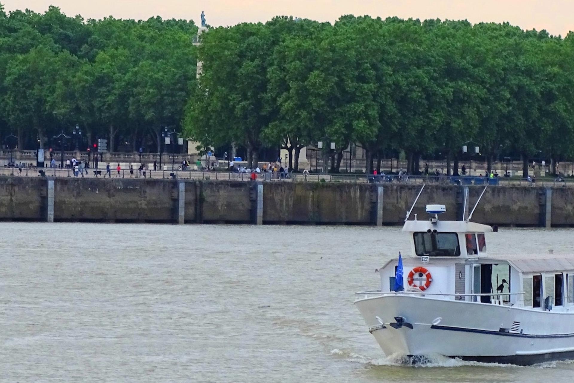 Garonne River Sightseeing Cruise in Bordeaux - Thumbnail 3