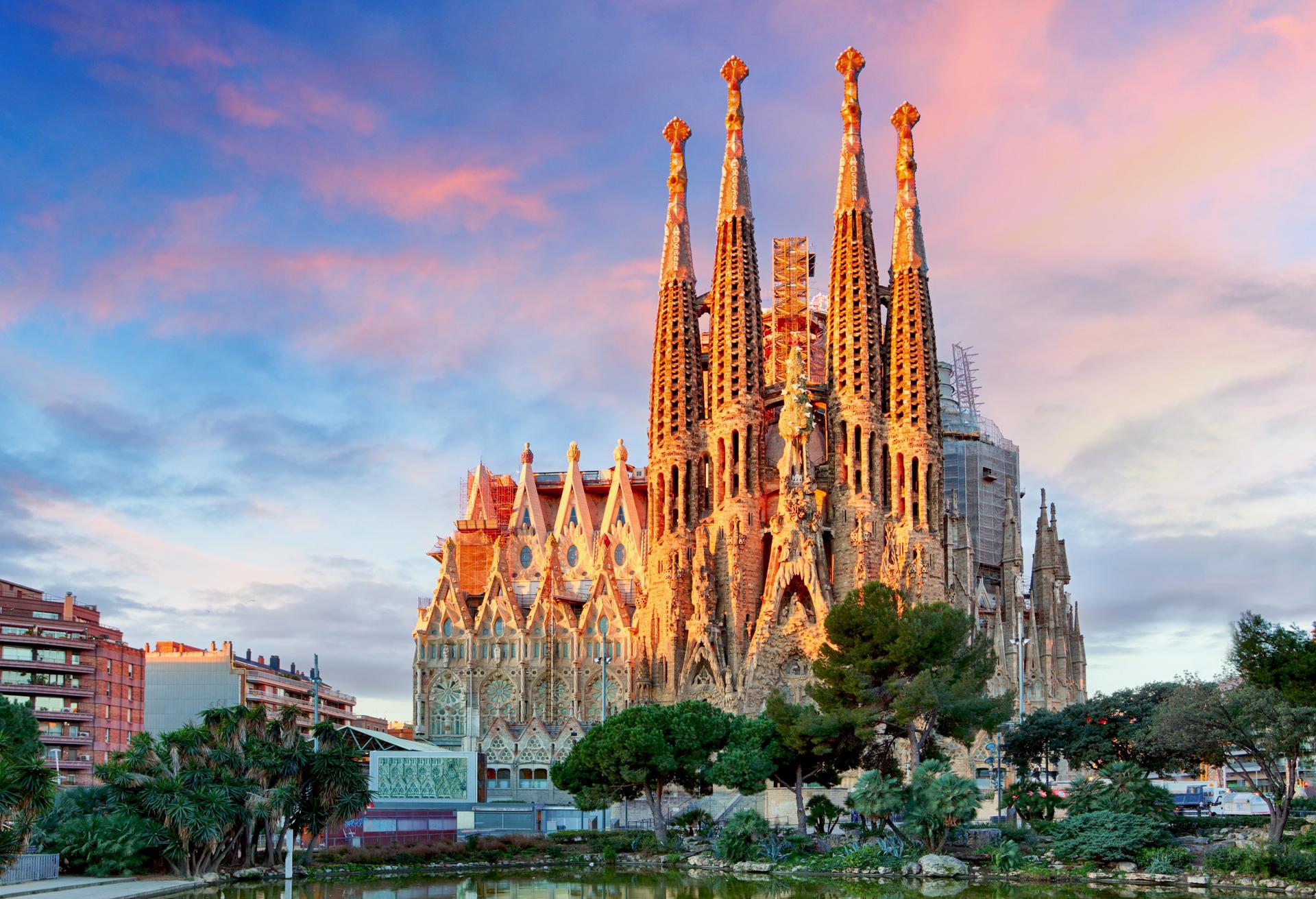 Sagrada Familia Highlights Tour - Image 1