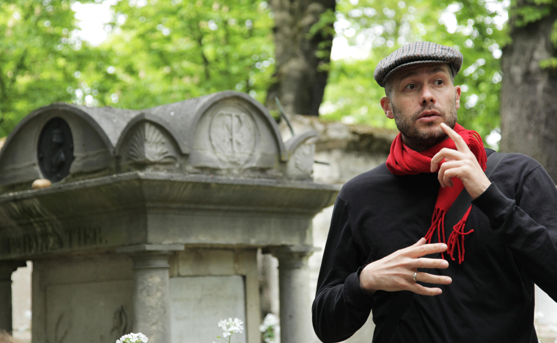 Pere Lachaise Cemetery Guided Tour in Paris - Thumbnail 7