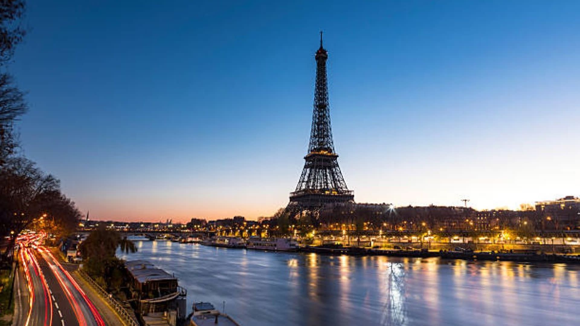 Seine River Dinner Cruise, Eiffel Tower, and Moulin Rouge in Paris - Thumbnail 6