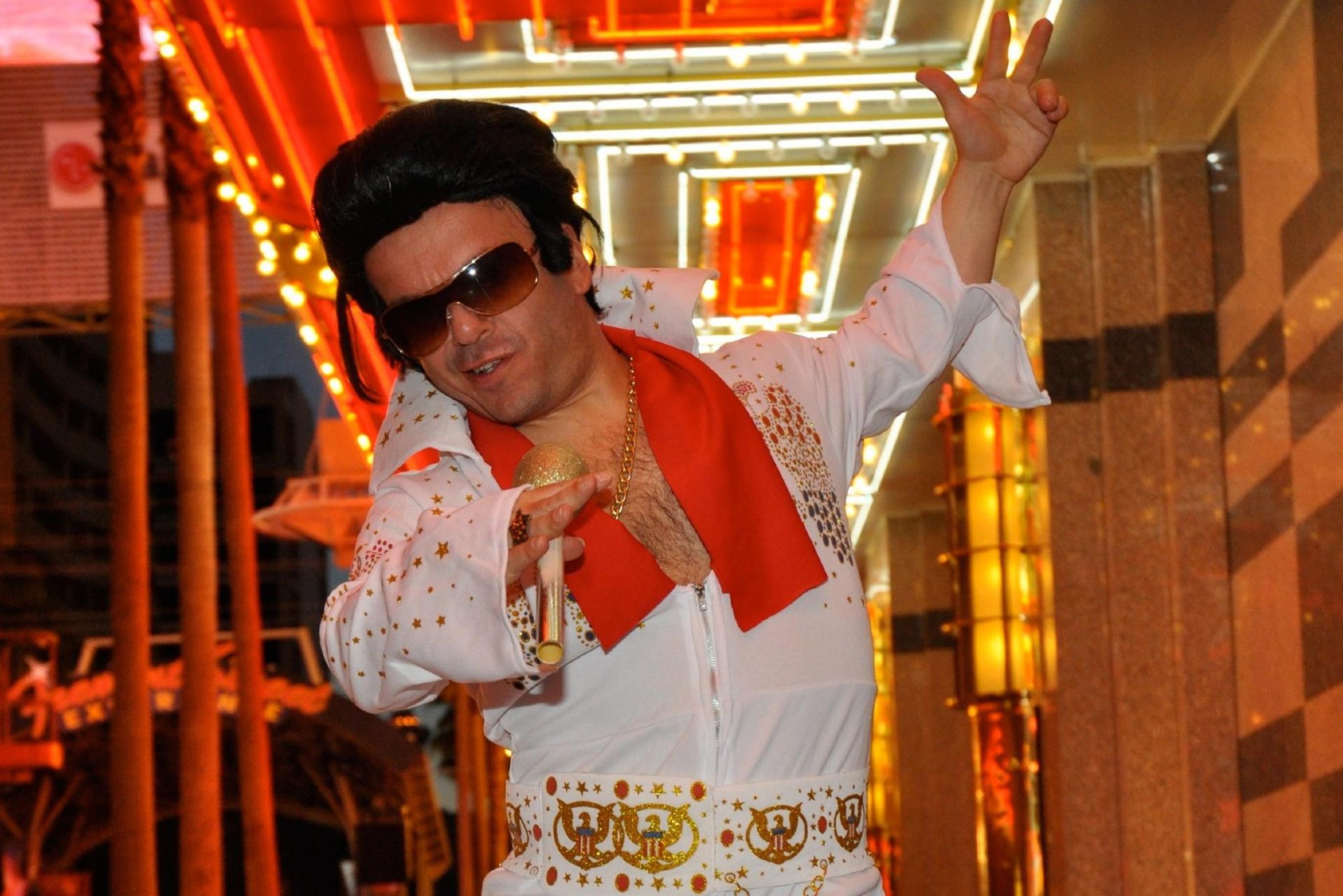 Elvis Romance Wedding Experience in Las Vegas - Thumbnail 2