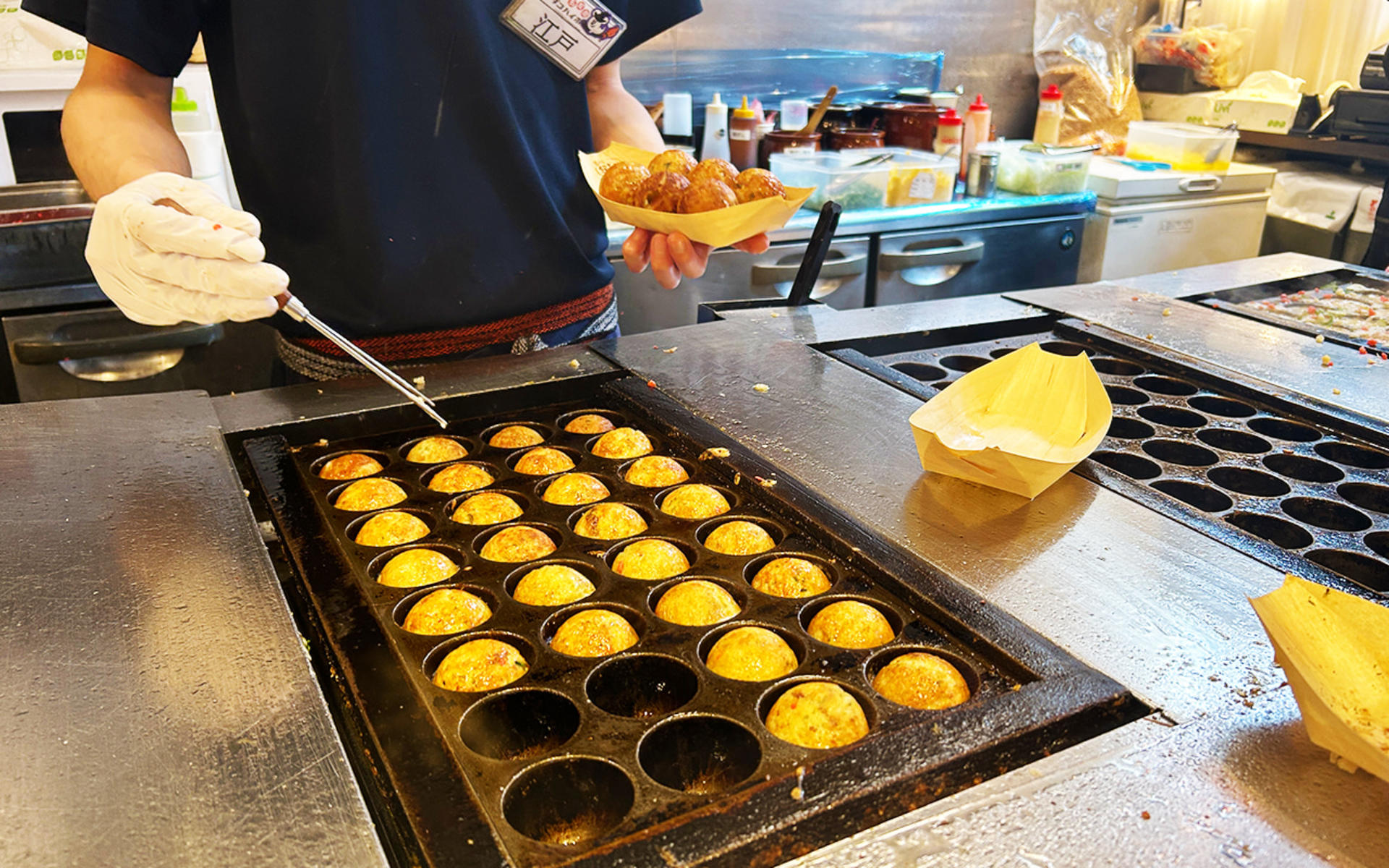 Osaka: Guided Food Tour with 12 Dishes and 2 Drinks - Thumbnail 4