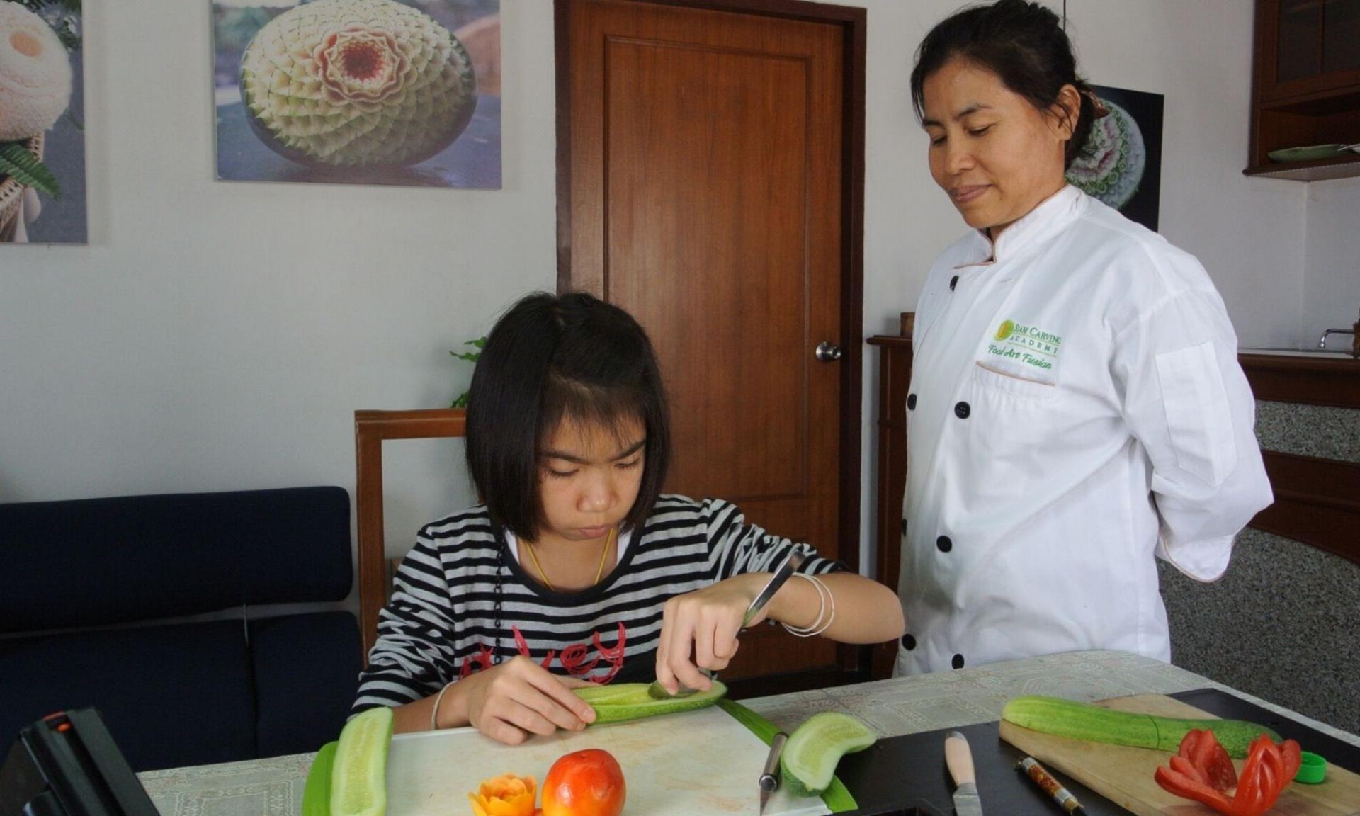 Traditional Thai Fruit and Vegetable Carving Class - Thumbnail 4