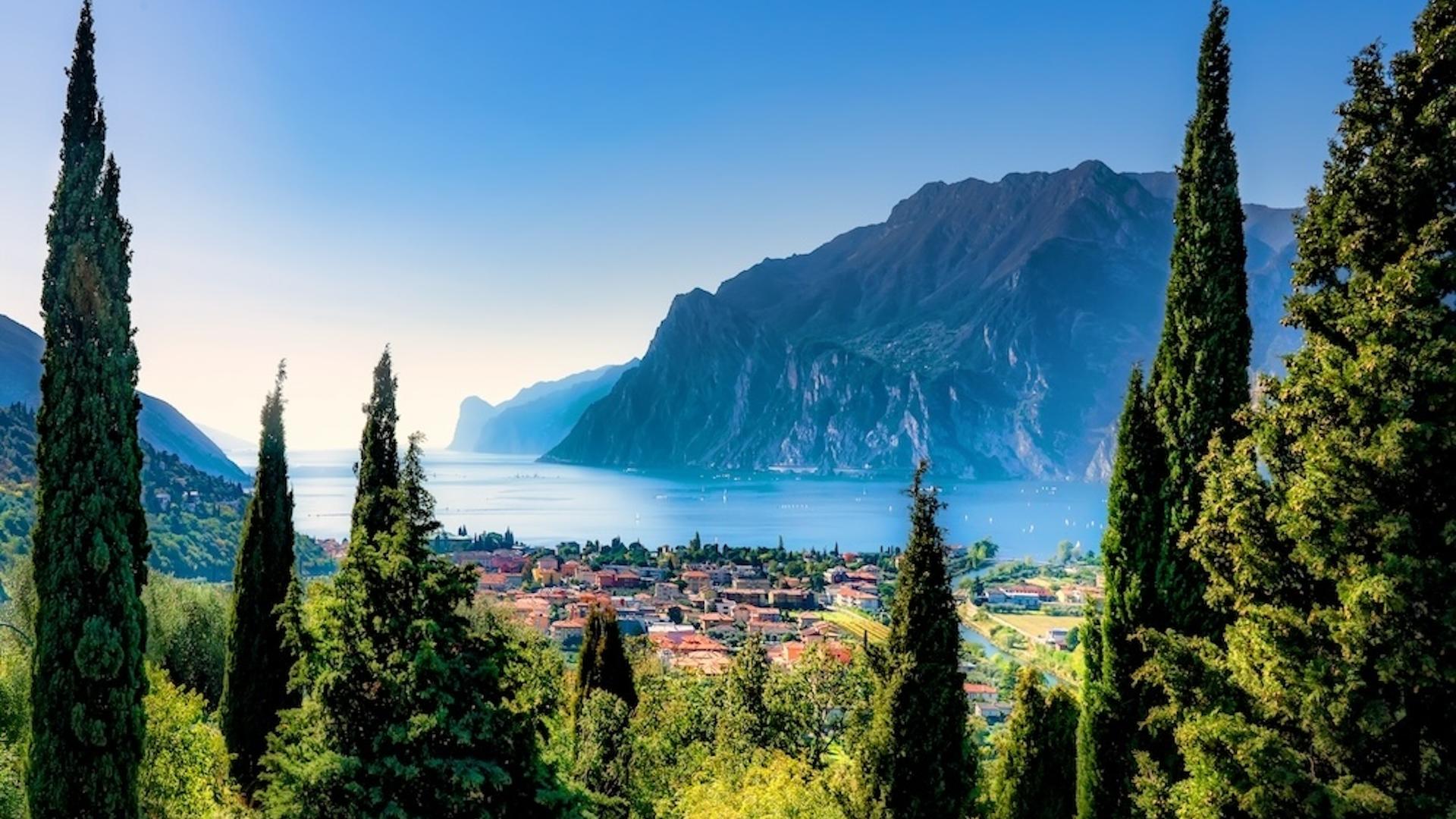 Verona, Sirmione, and Lake Garda Tour with Boat Cruise from Venice - Image 1
