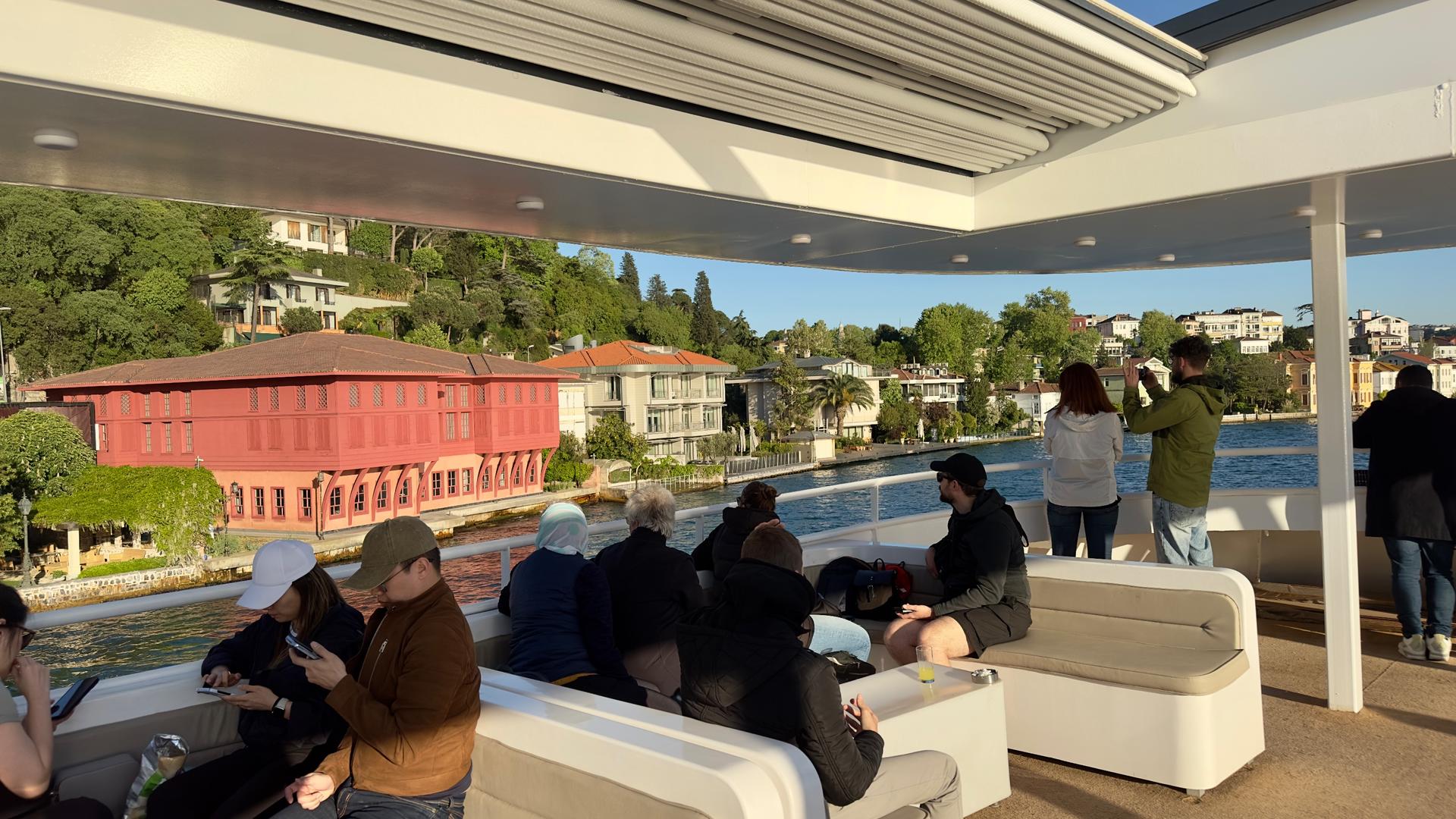 Mega Lufer Sightseeing Cruise with Audio Guide in Istanbul - Thumbnail 6