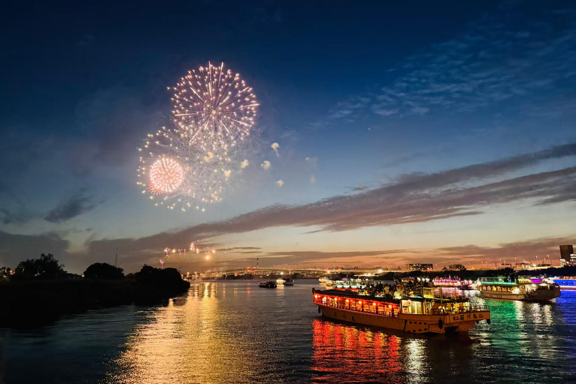 Tokyo Bay Grand Fireworks Festival Special Yakatabune Cruise: Sea Fireworks Viewing, Sukiyaki, and Traditional Japanese Performance - Image 1