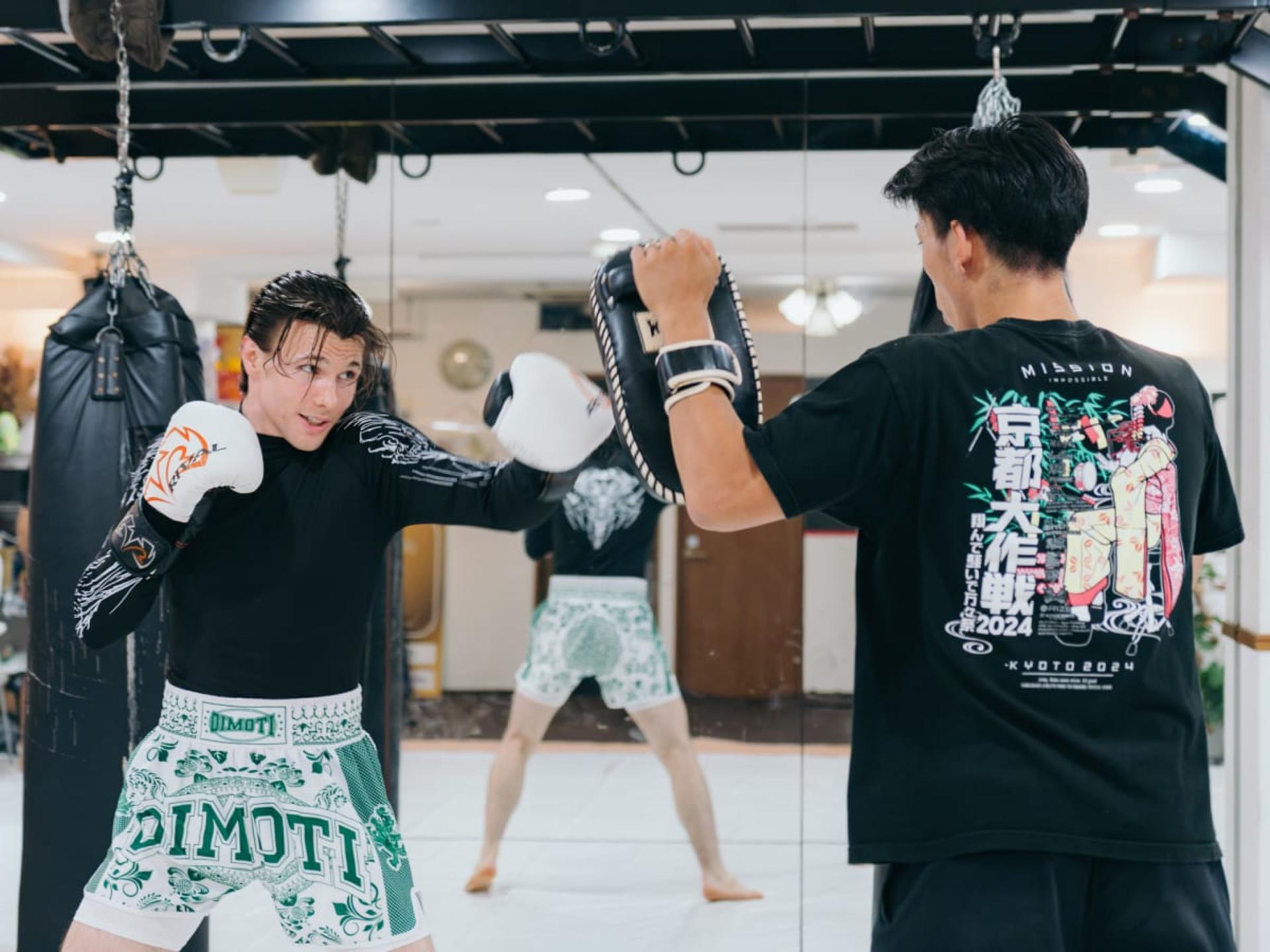 [Experience Tours Osaka]: Kickboxing with Pro Fighters - Thumbnail 7