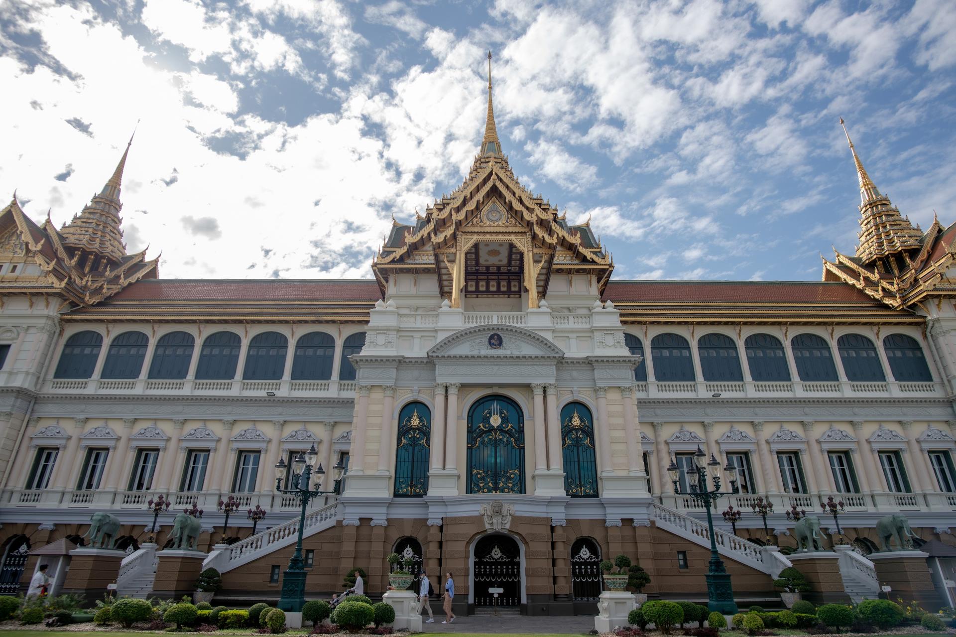 Bangkok Grand Palace & Wat Phra Kaew Guided Walking Tour - Thumbnail 5