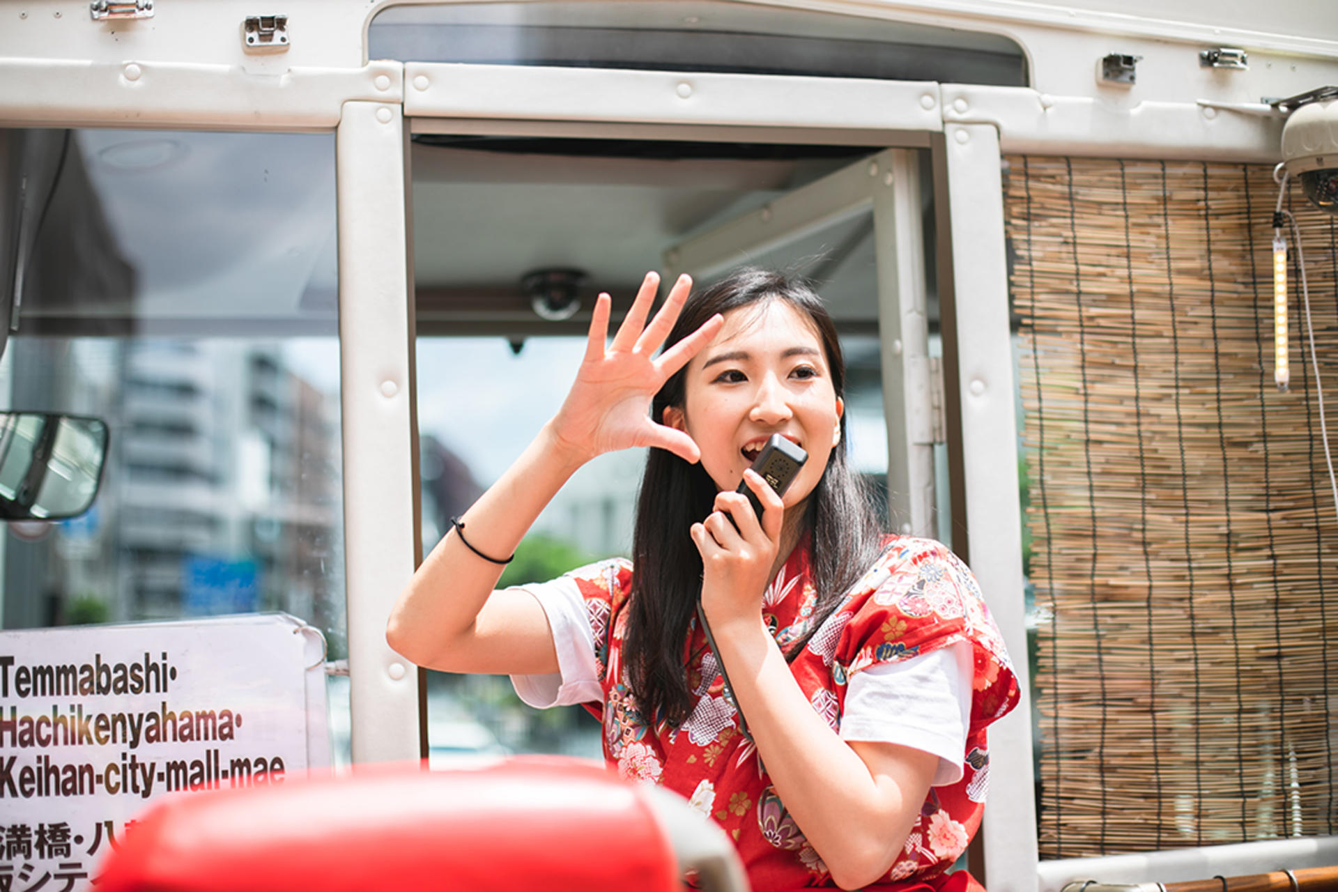 Osaka Wonder Loop Open-Top Hop-on Hop-off Sightseeing Bus - Thumbnail 3