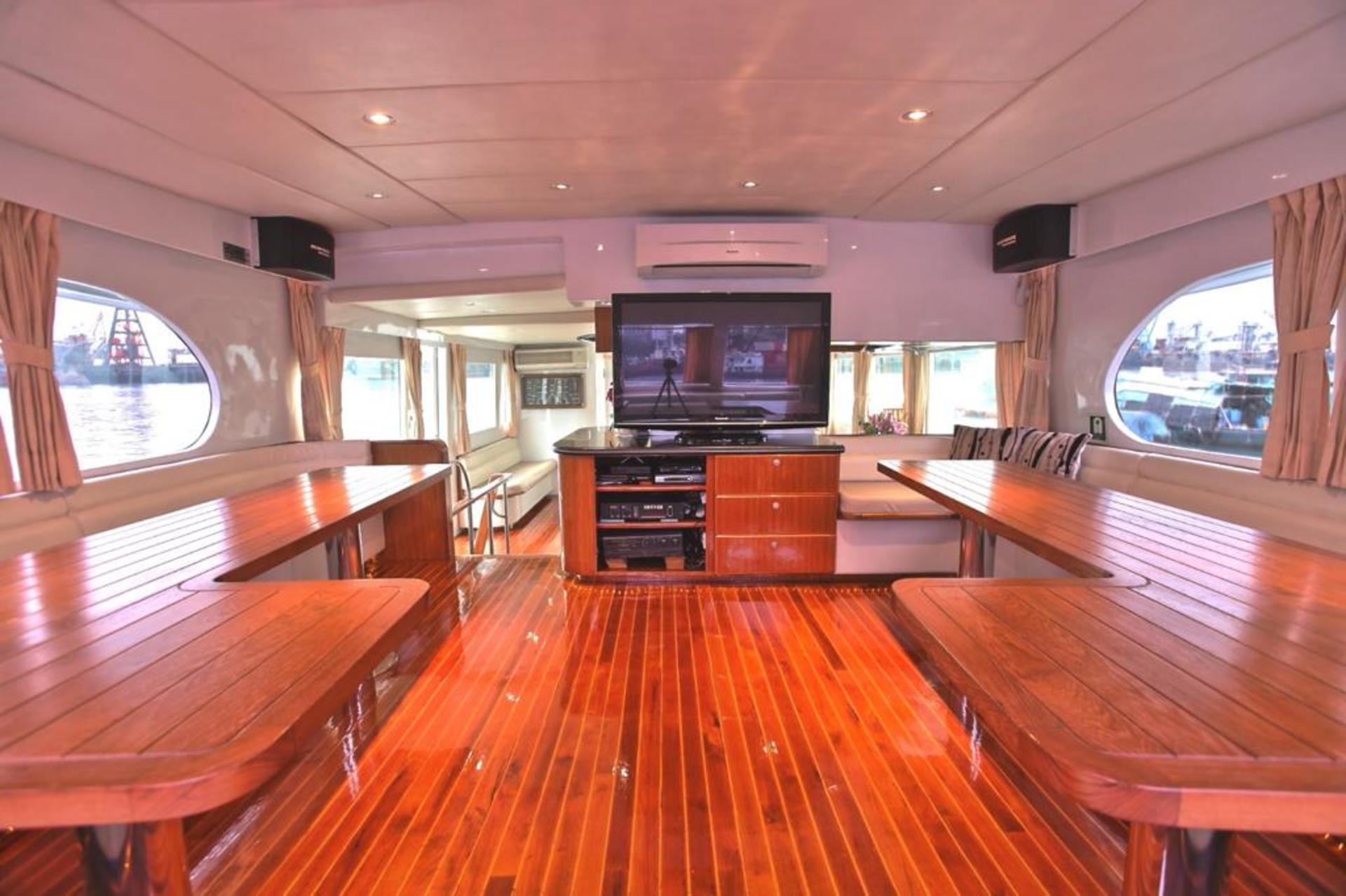 Hong Kong Starlight Night Tour Western-style luxury yacht cruises  - Thumbnail 4