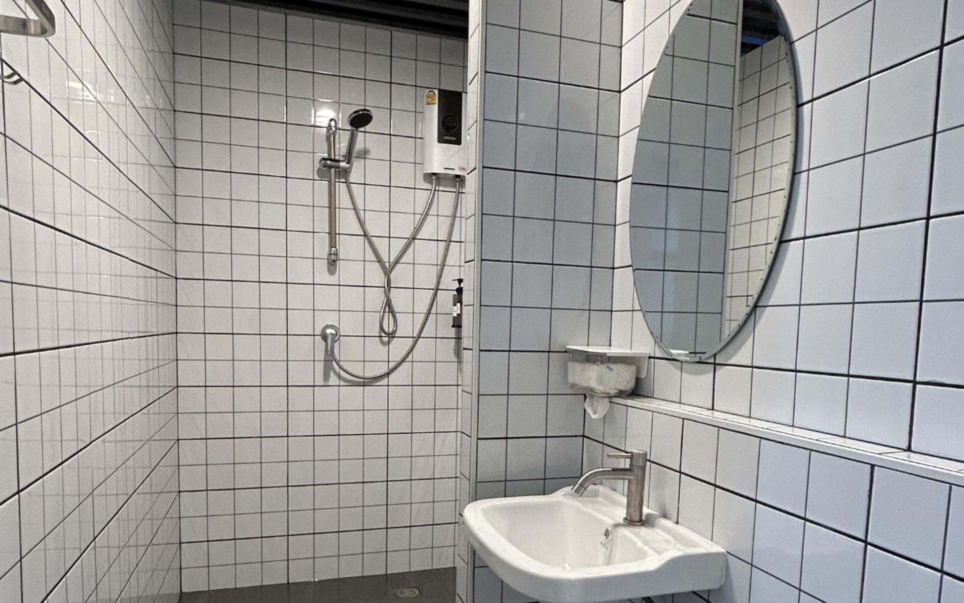 Shower room service in Bangkok - Thumbnail 5