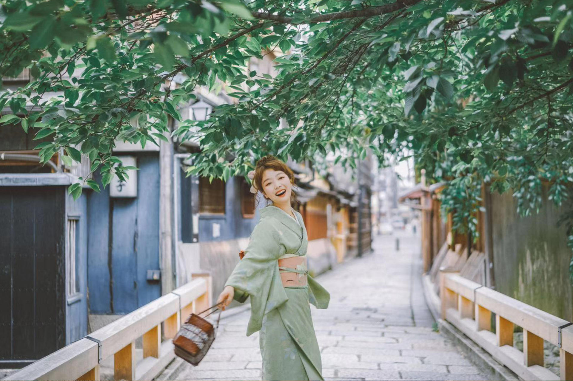 Kimono & Yukata Rental & Photo Shoot (Osaka Kimono Rei Shinsaibashi) - Thumbnail 7