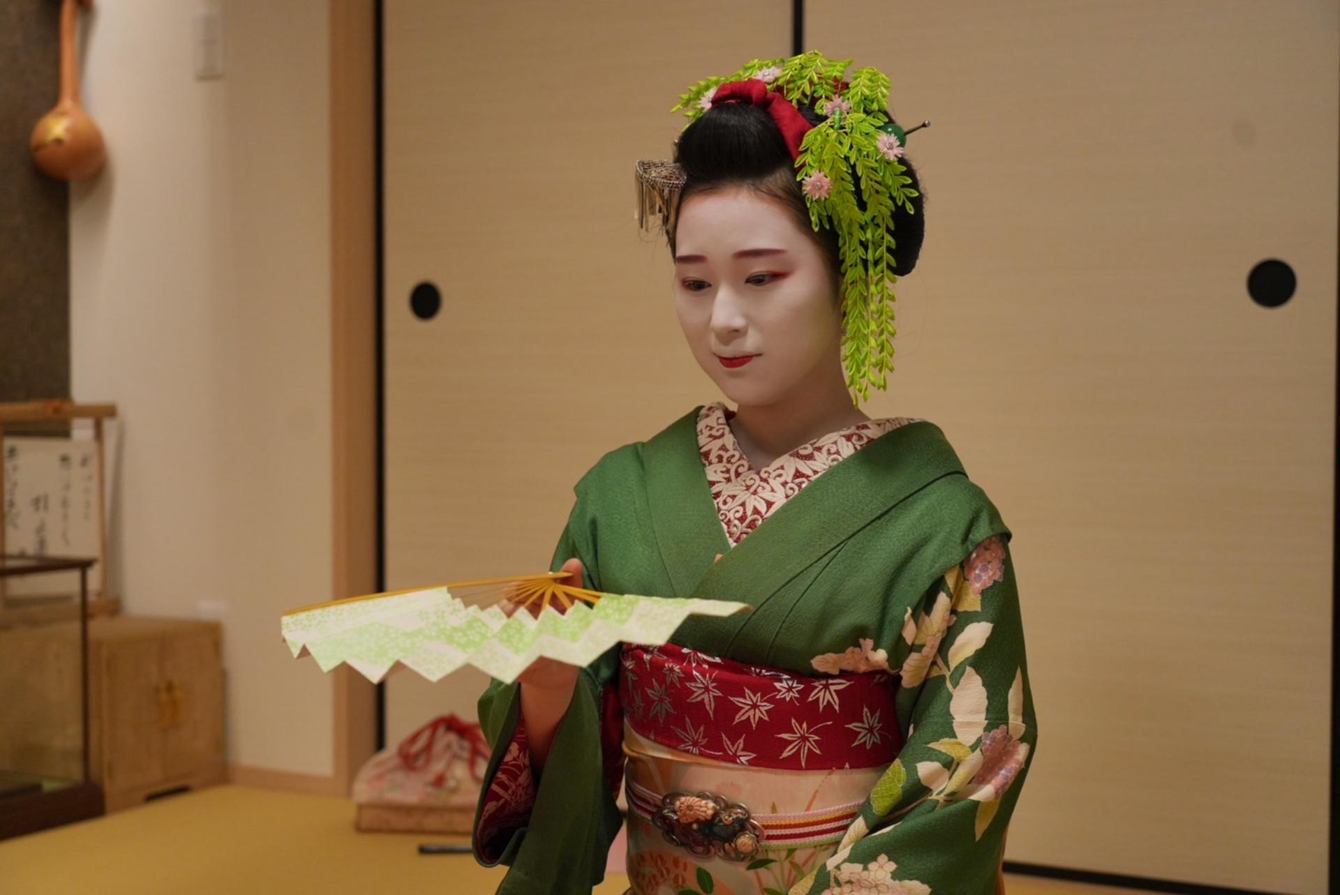 Geisha Show and Walking Tour in Kyoto Gion in Small Group - Thumbnail 4