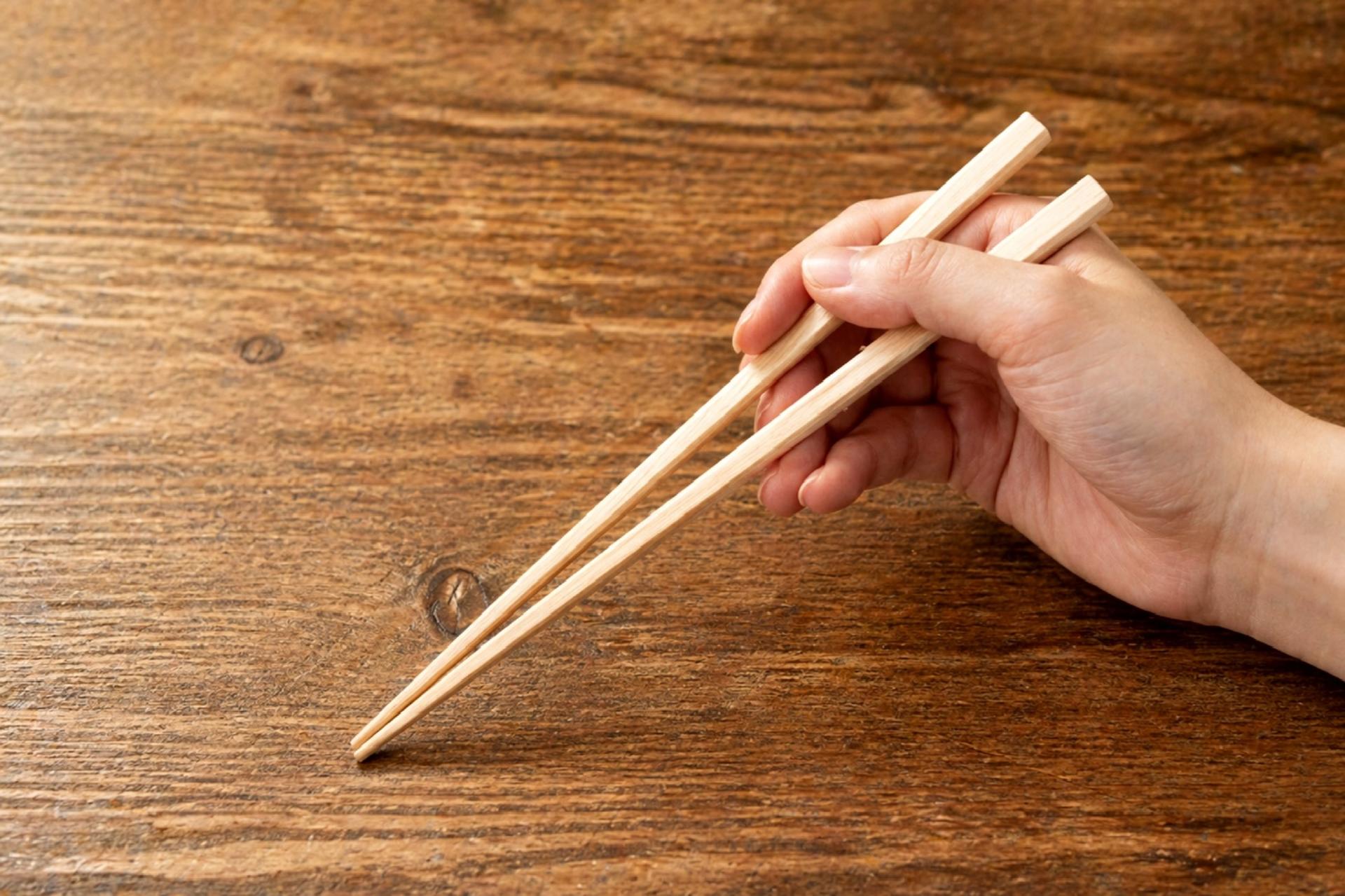 Chopstick making workshop with souvenirs in the Osaka Castle area - Thumbnail 3
