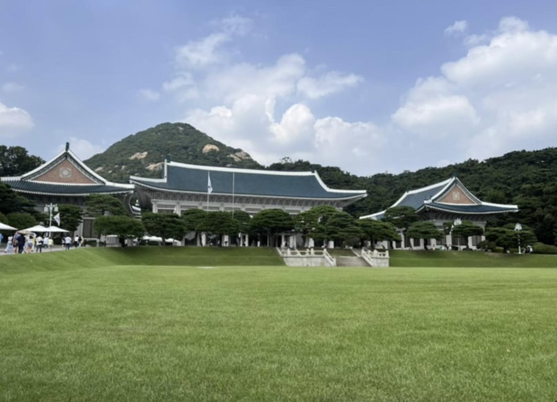 Seoul Gyeongbokgung & Bukchon Hanok Village Day Tour with Transfers - Thumbnail 9
