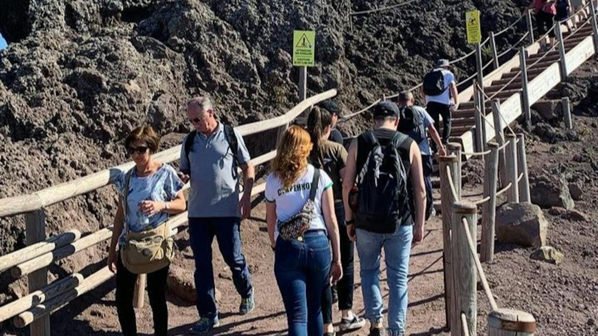 Mount Vesuvius ticket with guidebook in Campania - Thumbnail 4