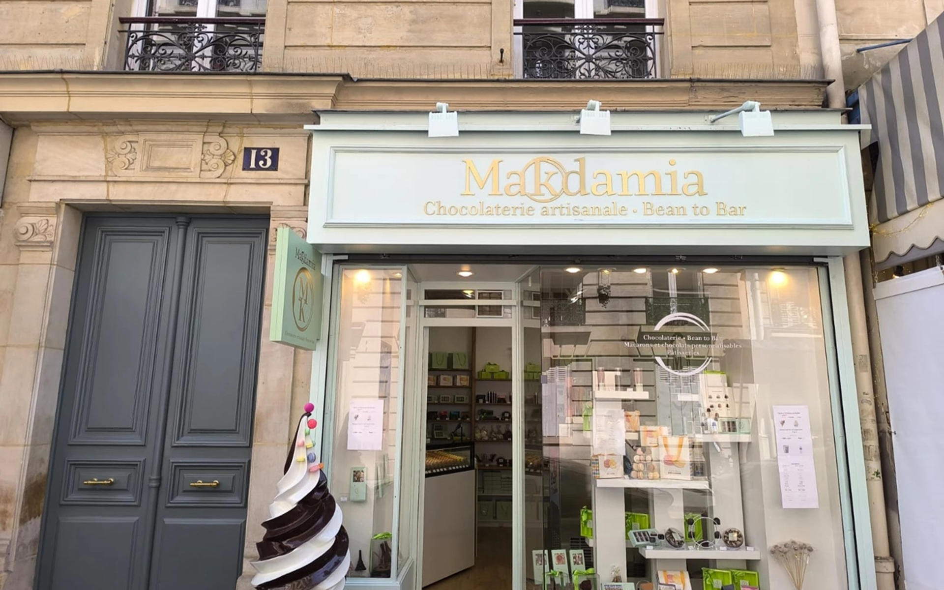 Seine River Cruise with Macaron Tasting in Paris - Thumbnail 4
