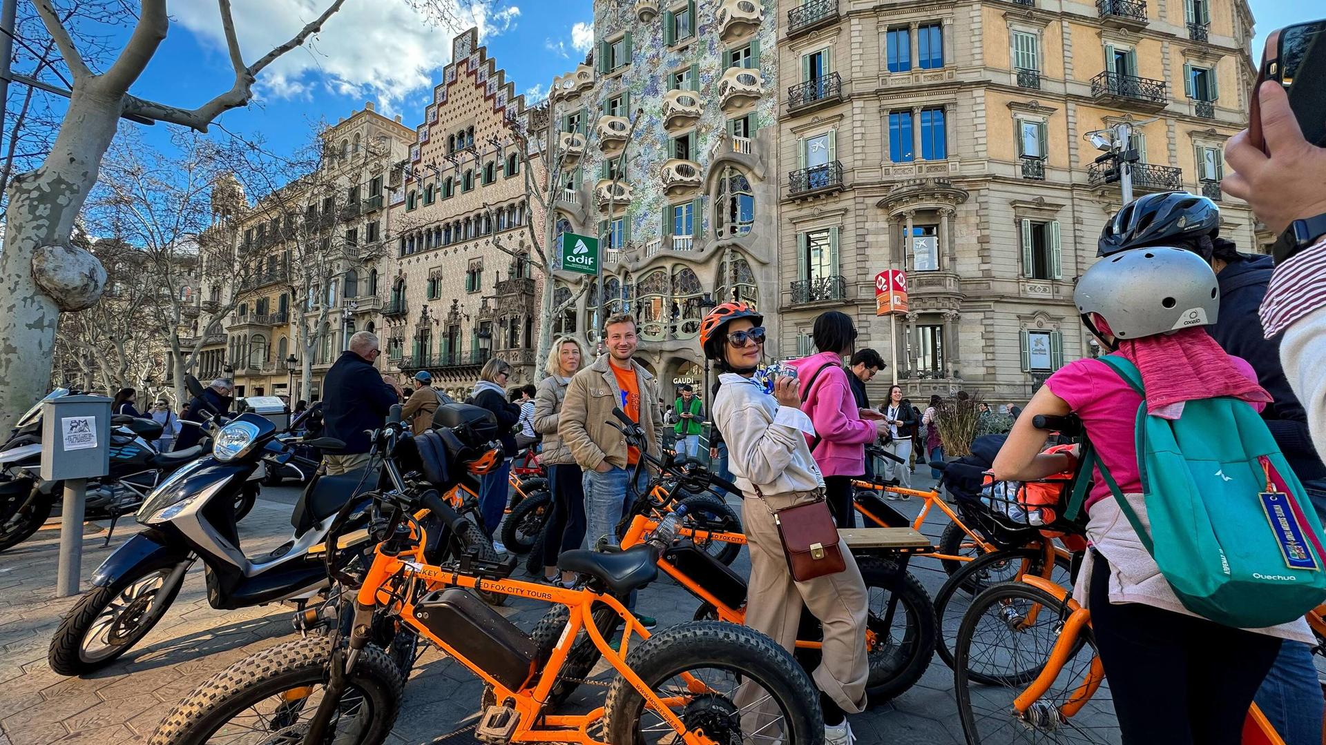 City sightseeing bike tour in Barcelona - Thumbnail 4