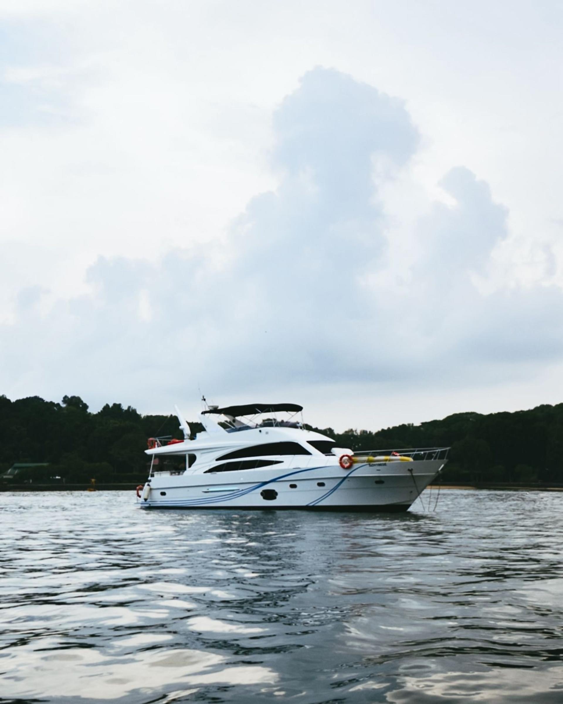 Lazarus Island MOJO Luxury Yacht by Shimmering Sea Cruises - Image 1