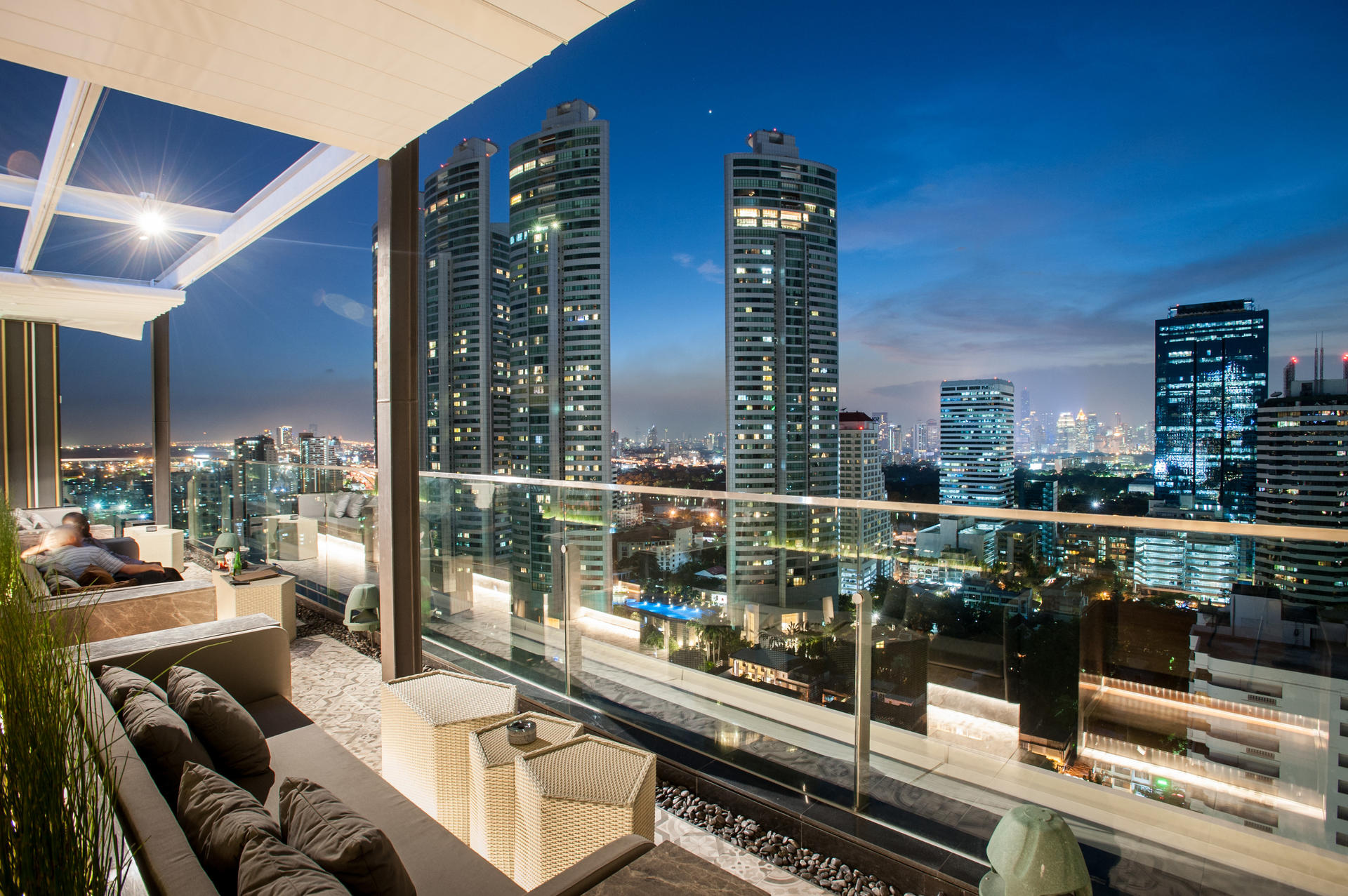 Sky on 20 Rooftop Bar at Novotel Bangkok Sukhumvit 20 - Image 1