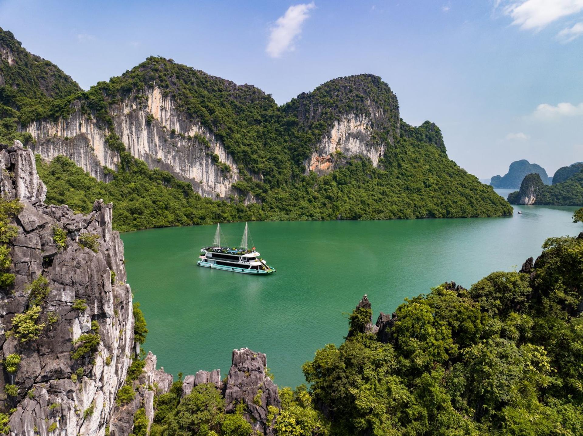 Sunlight Grand Day Cruise: Ha Long Bay, Sung Sot, Titop Island - Thumbnail 25
