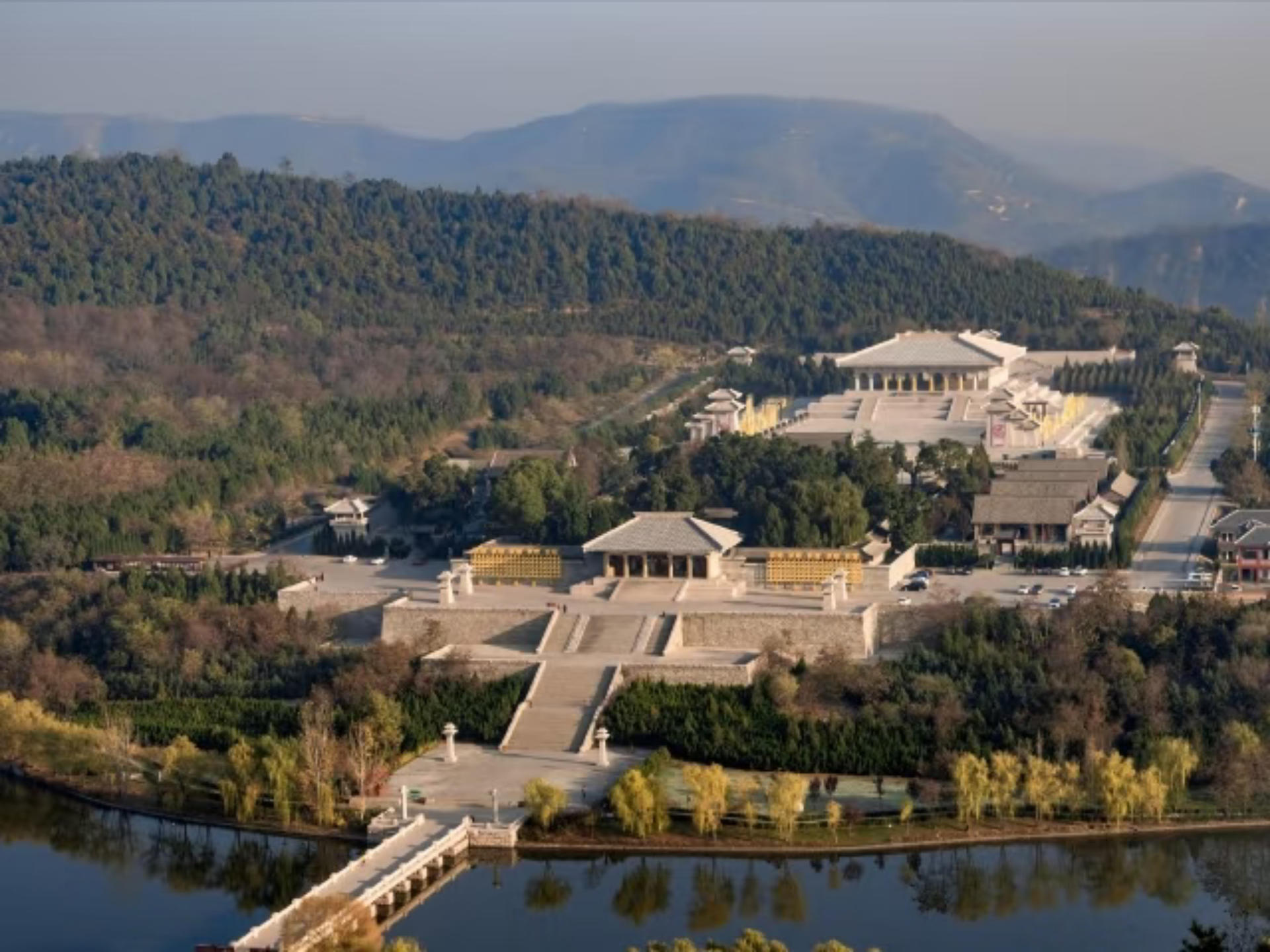 Xi'an Terracotta Warriors + Mausoleum of the Yellow Emperor + Hukou Waterfall 5-Day Essence Tour - Image 1