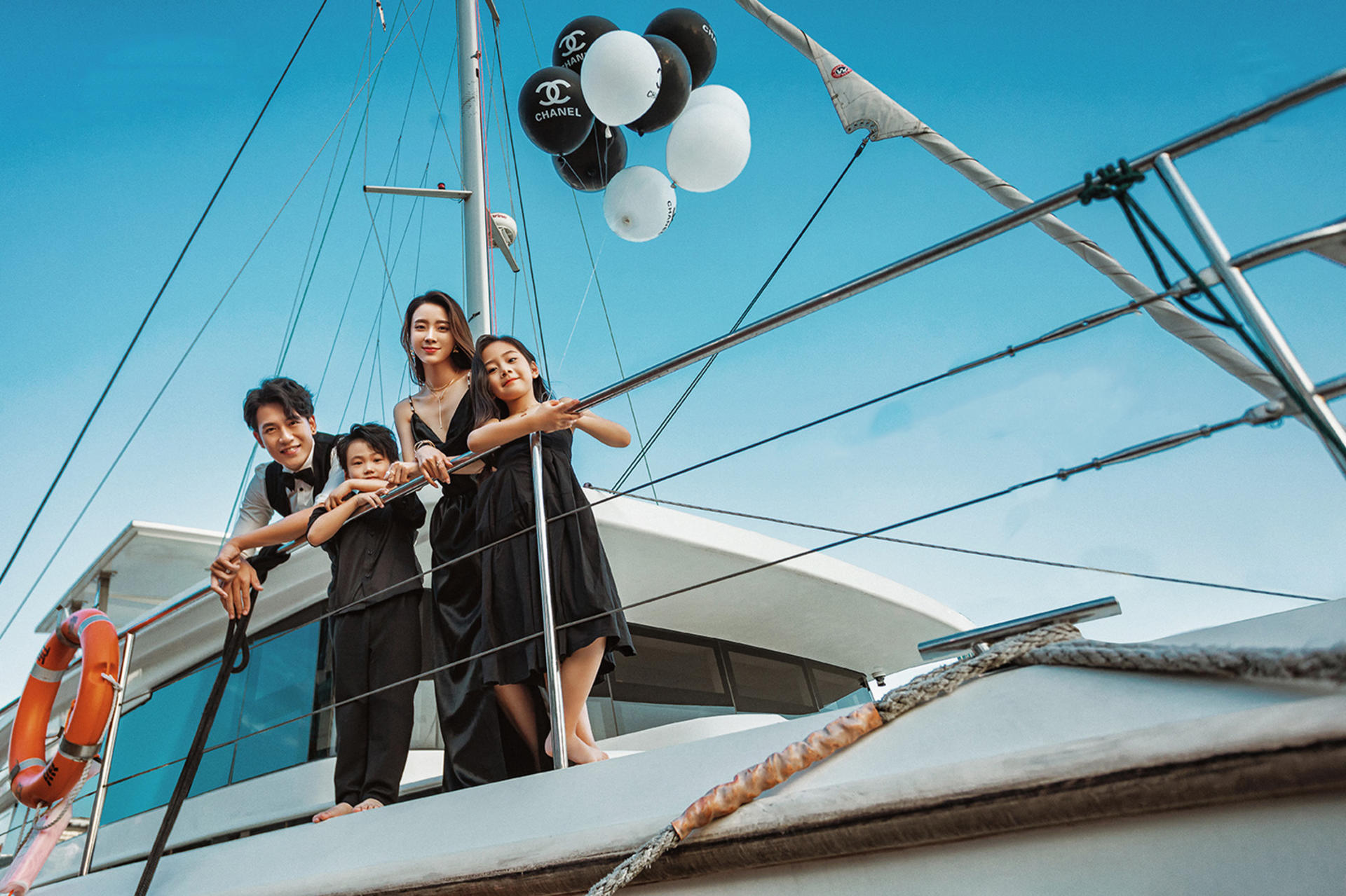 Shanghai Bund Parent-Child Yacht Photography (All Negatives Included & Costumes/Styling Included) - Thumbnail 8