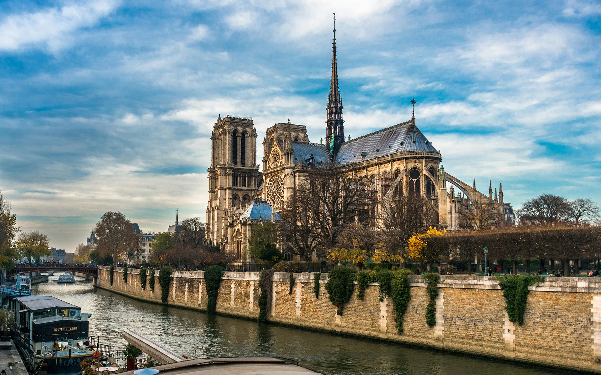 Seine River Lunch Cruise with Eiffel Tower Reserved Access - Thumbnail 7
